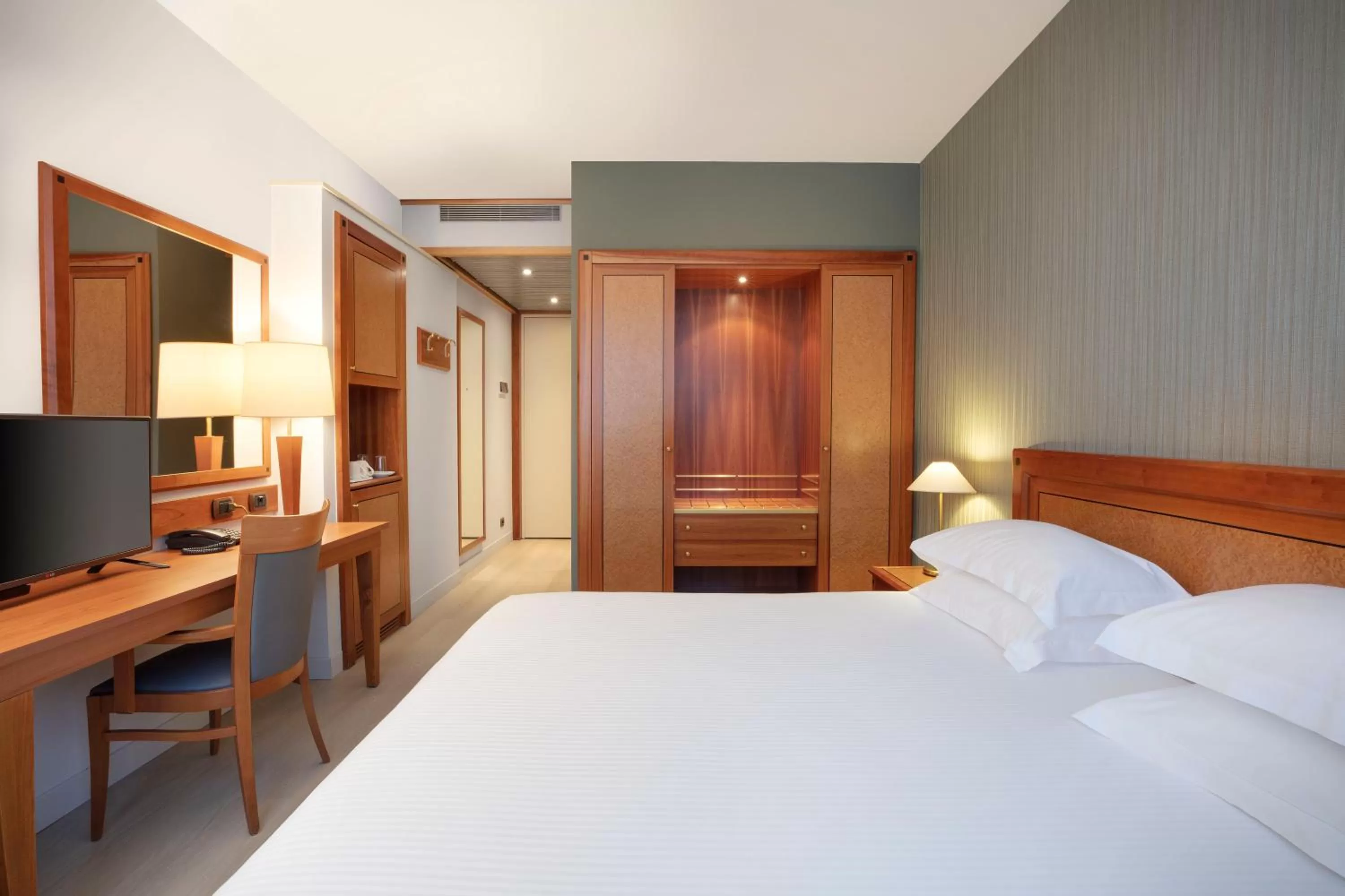 Photo of the whole room, Bed in Crowne Plaza Milan Linate by IHG