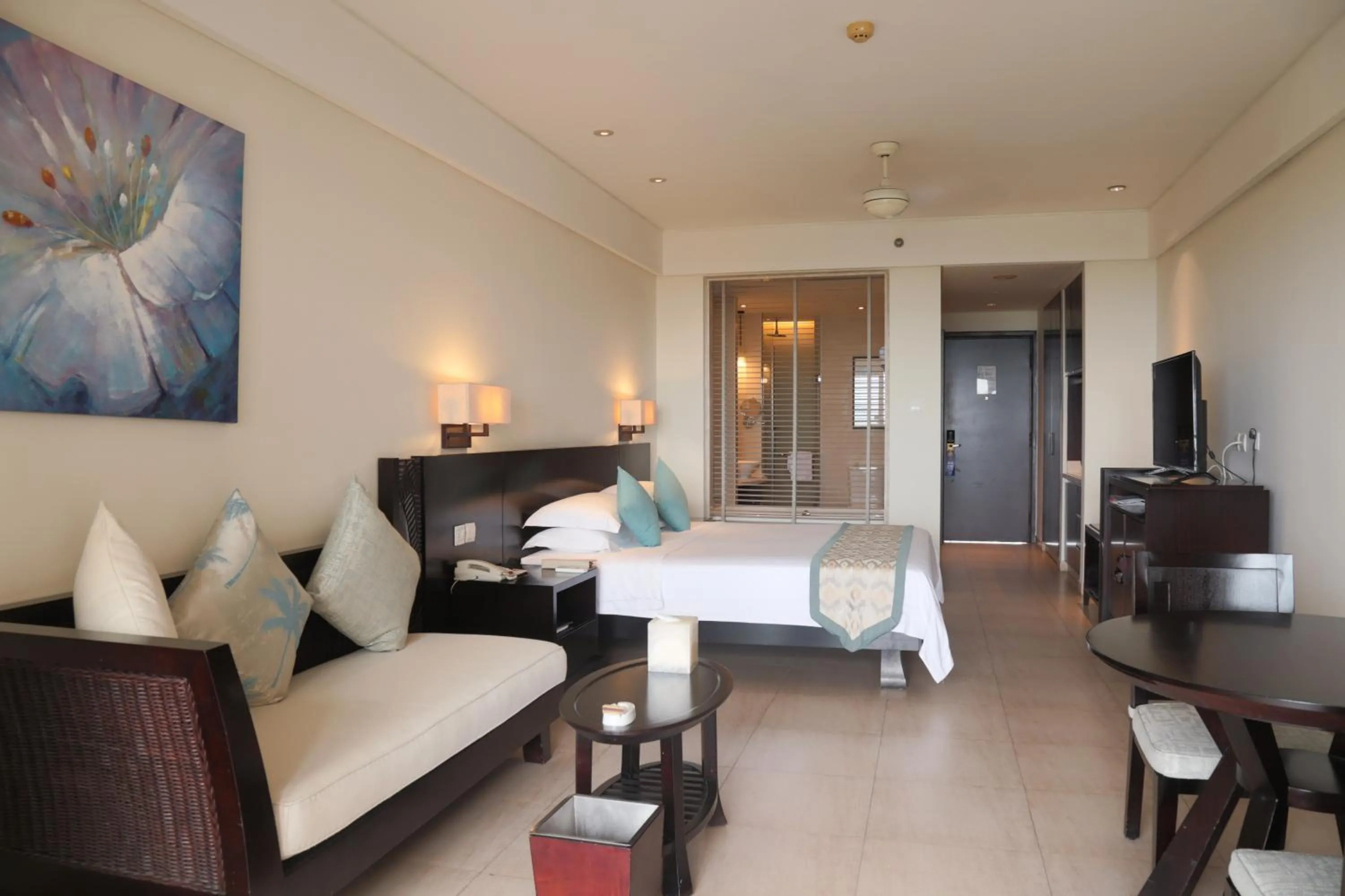 Photo of the whole room, Bed in Howard Johnson Resort Sanya Bay