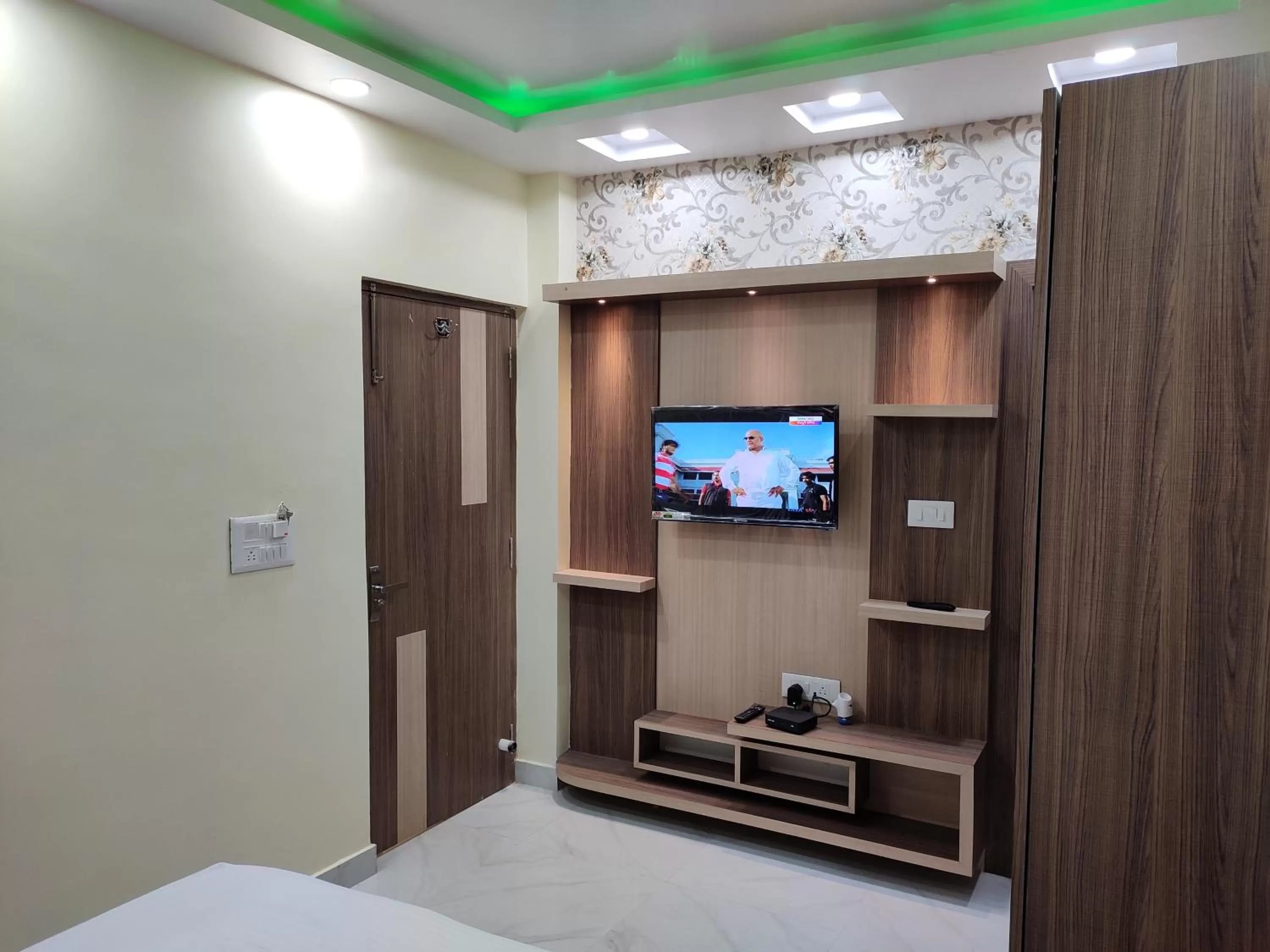 Bed in HOTEL CENTRAL SQUARE "A Couple Friendly Hotel"