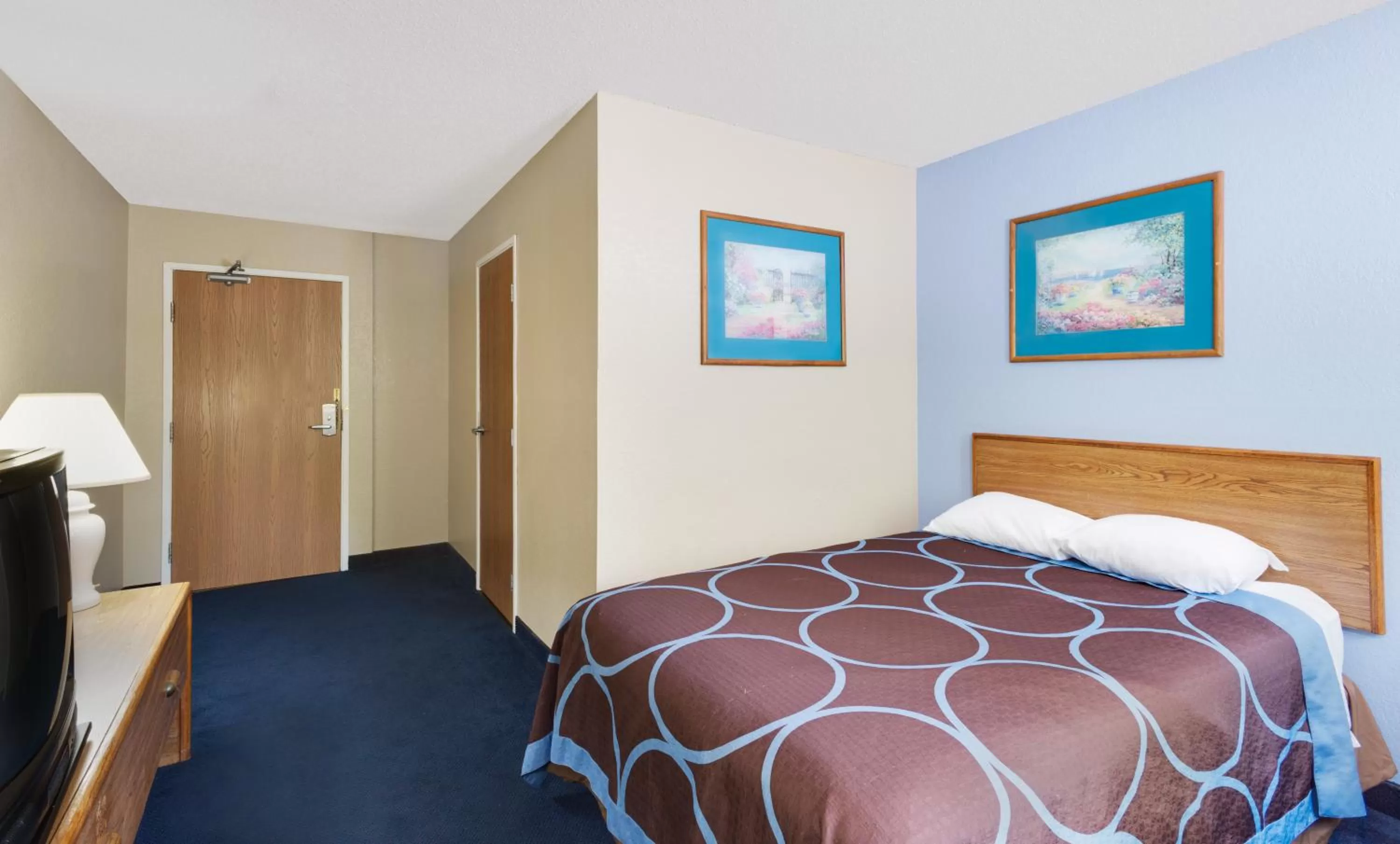 Bed in Super 8 by Wyndham Newburgh/West Point Stewart Intl Airport