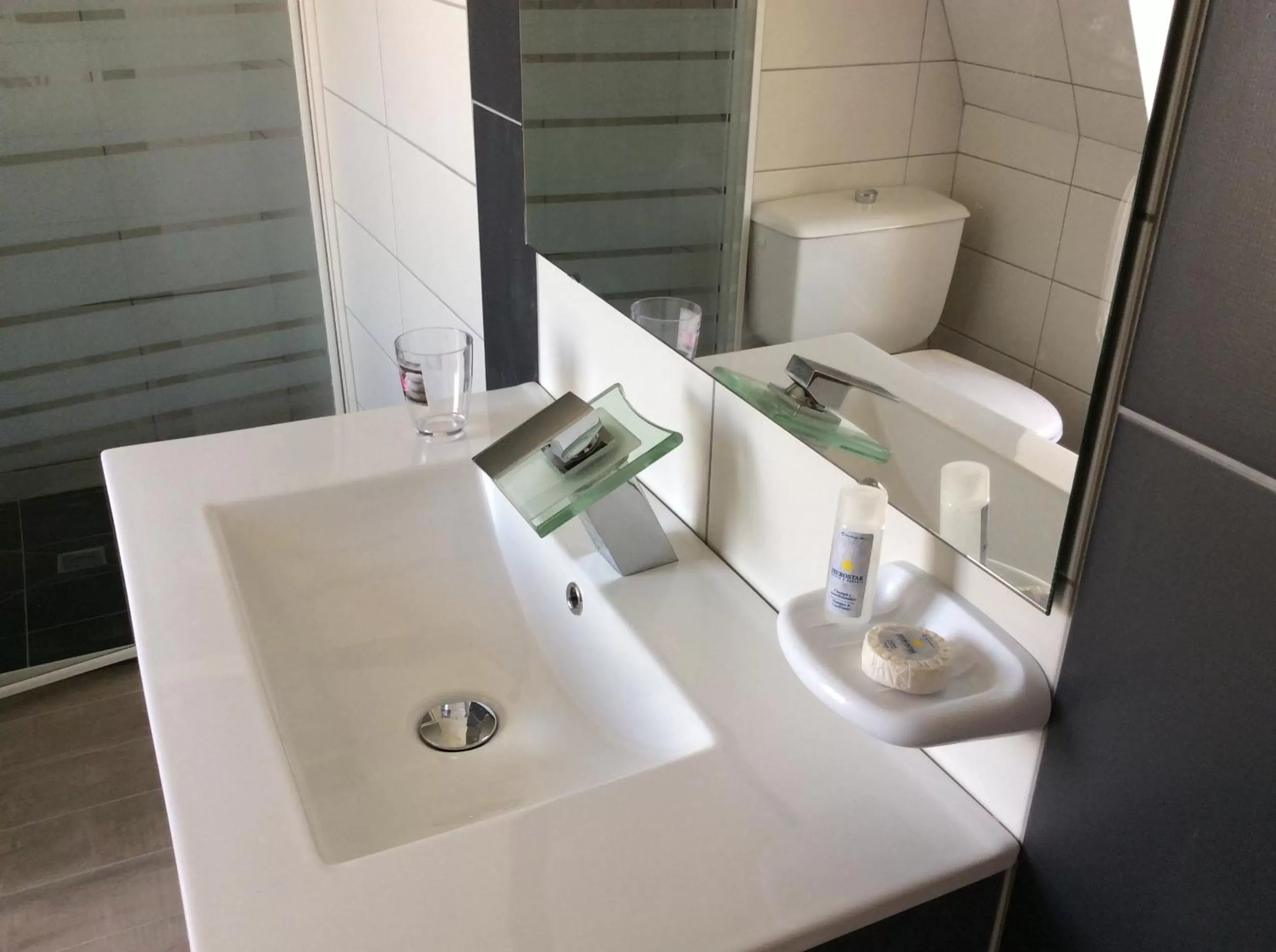 Bathroom in Hôtel La Couronne