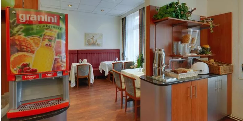 Restaurant/places to eat in Hotel Lumen am Hauptbahnhof