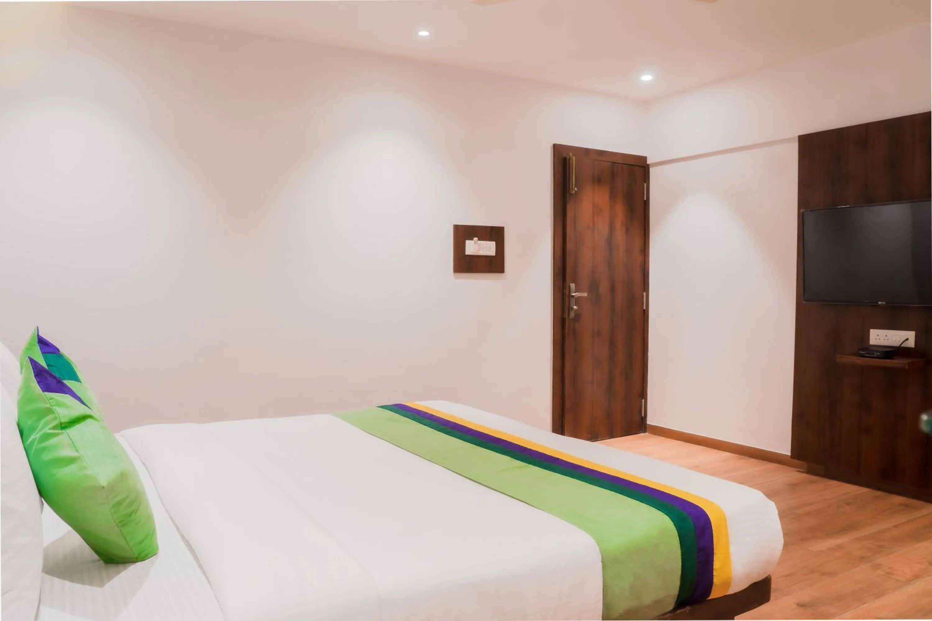 Bedroom, Bed in Treebo Serenity Inn, Koregaon Park