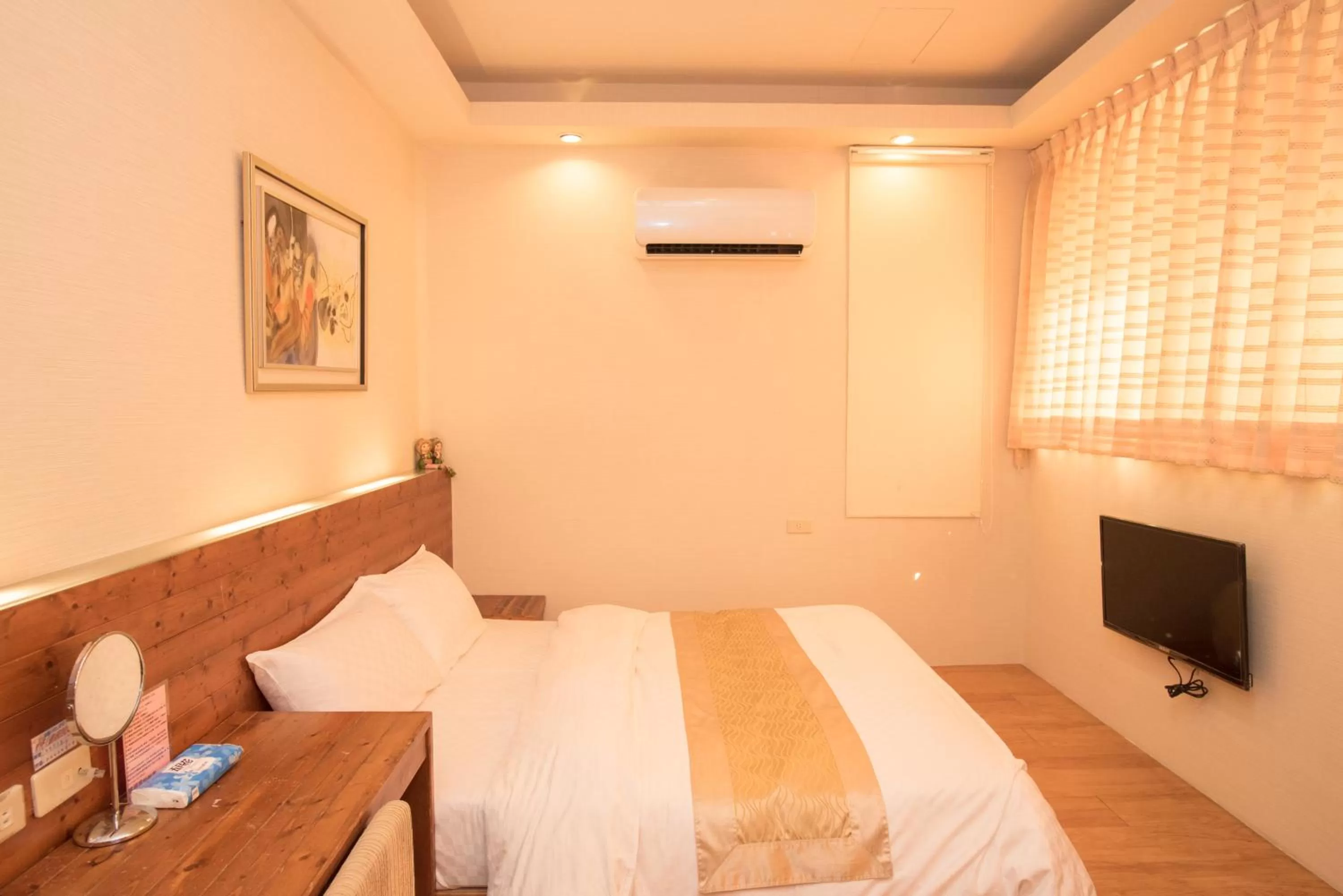 Photo of the whole room, Bed in Long Hong