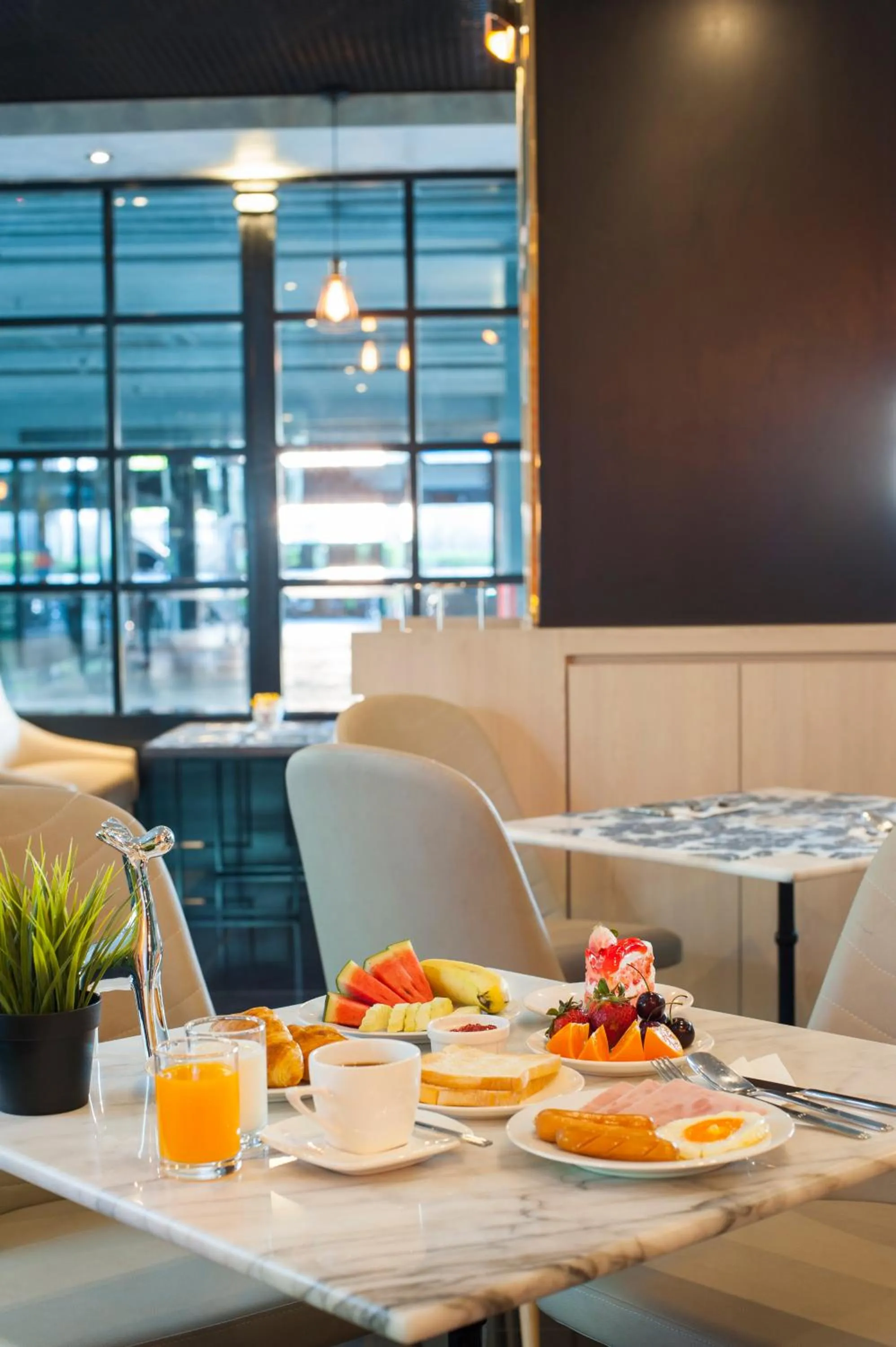 Buffet breakfast in Marigold Sukhumvit - Free Shuttle to BTS Bearing Station