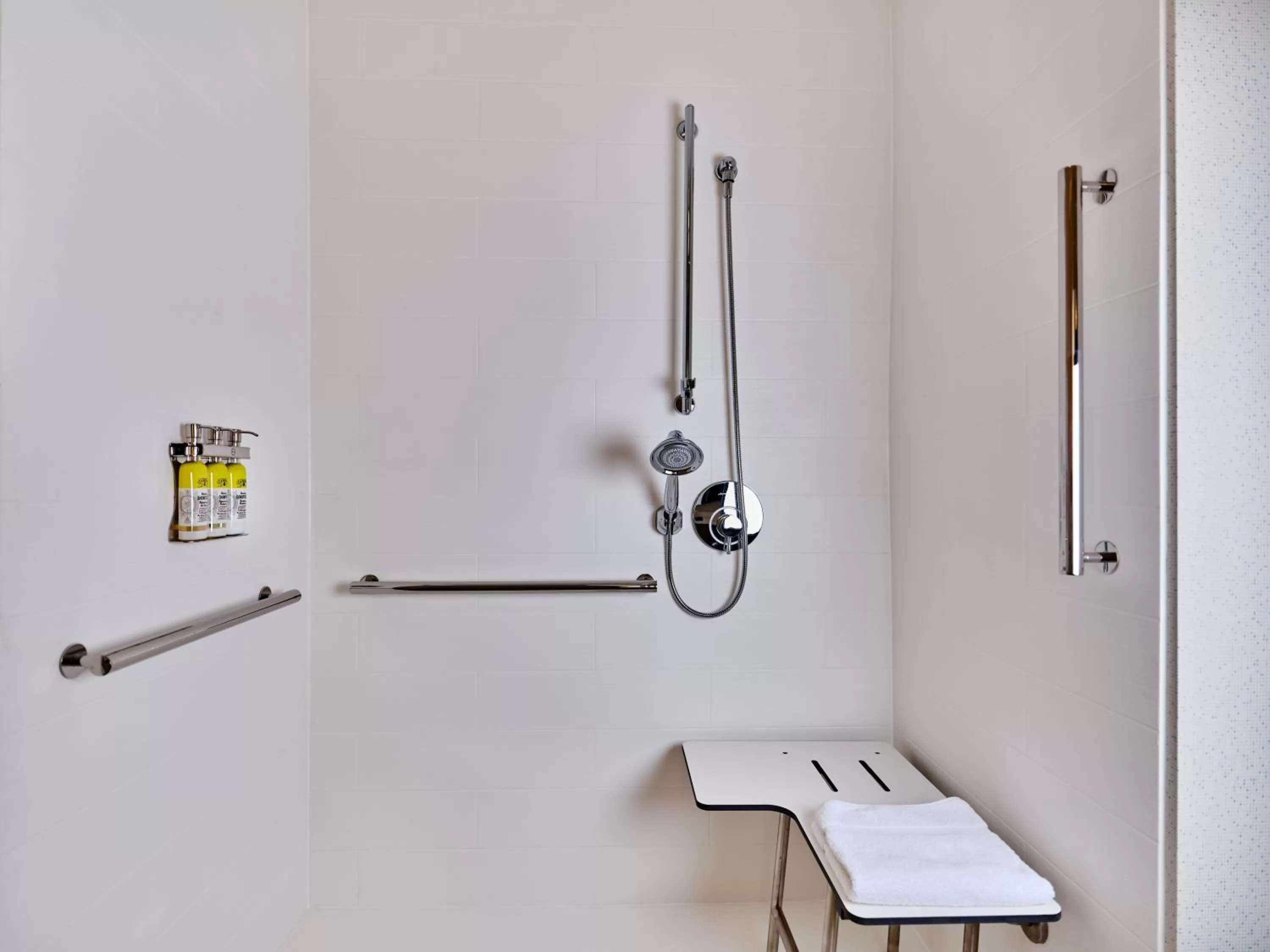 Bathroom in Holiday Inn Express & Suites Salem North - Keizer by IHG