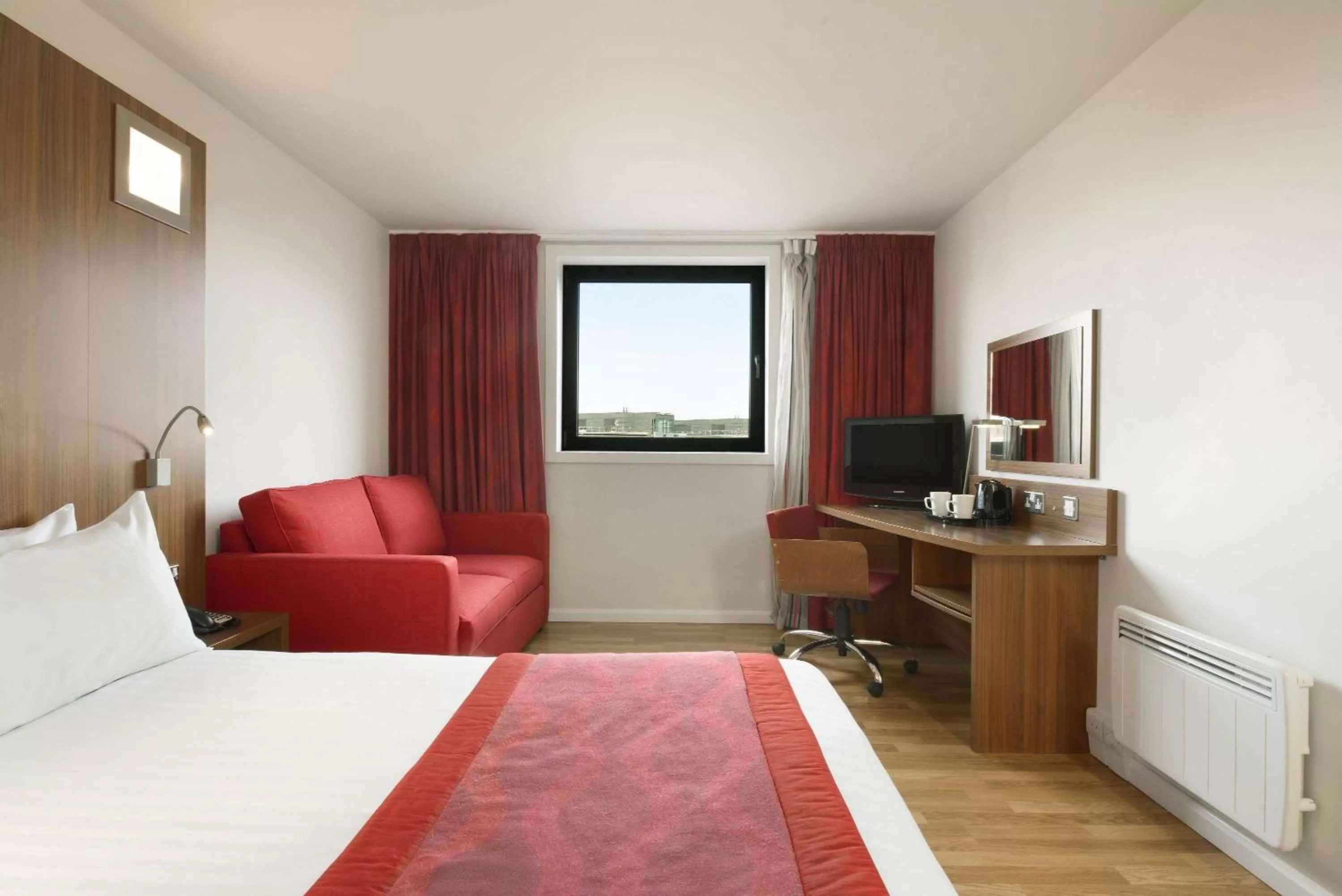 Photo of the whole room, Bed in Ramada Encore Newcastle-Gateshead