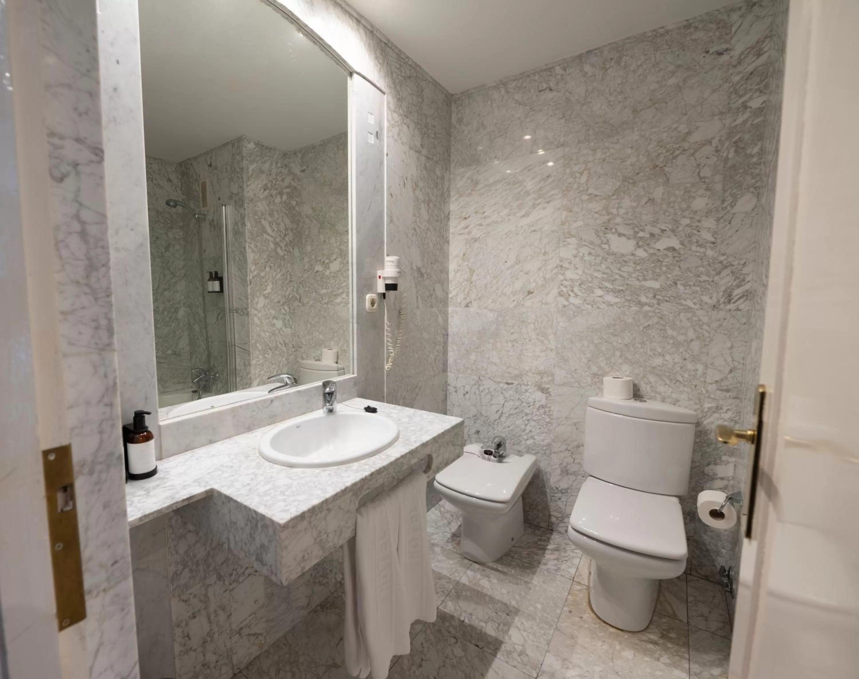 Bathroom in Barceló León Conde Luna