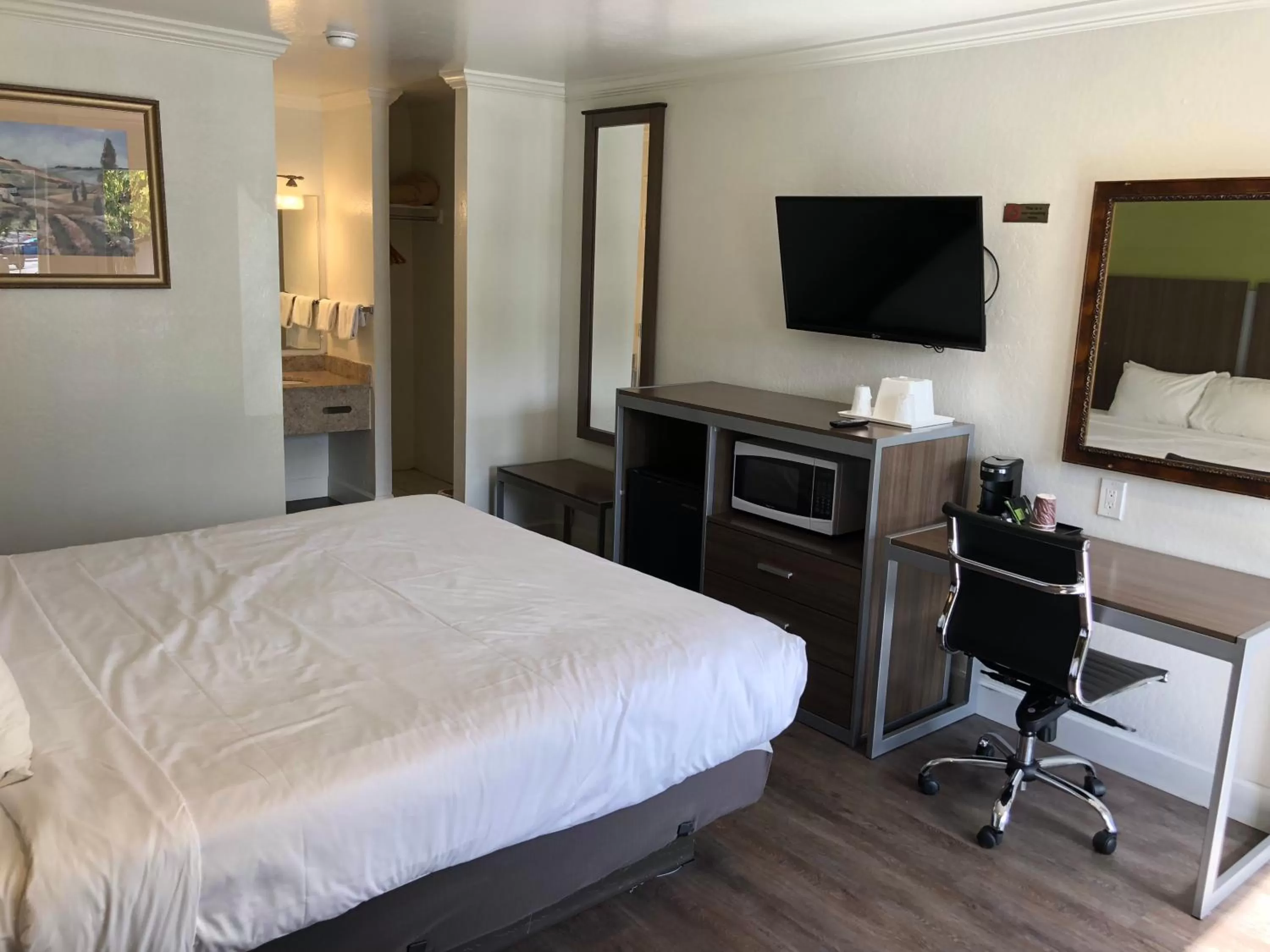 Bedroom, Bed in Gilroy Inn