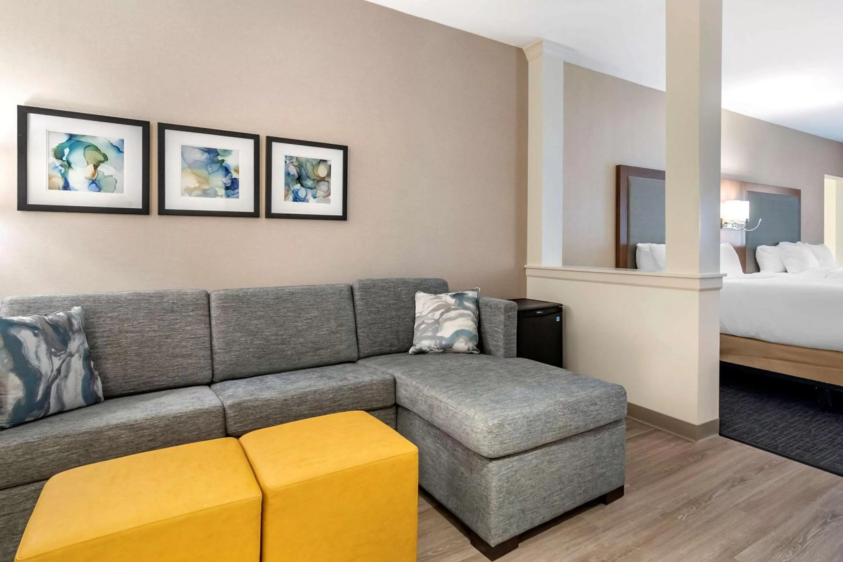 Photo of the whole room, Bed in Comfort Suites Grandview - Kansas City