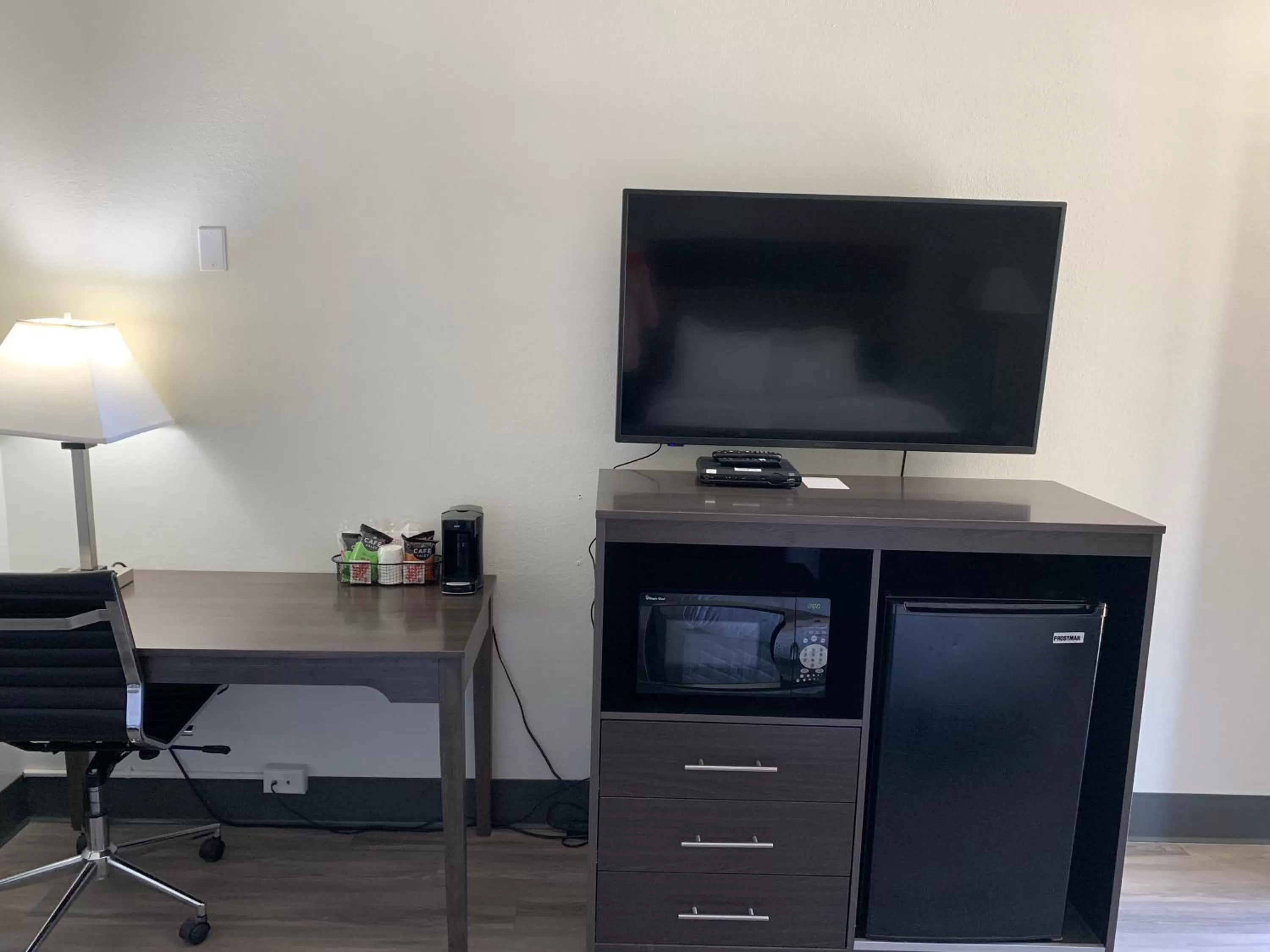 Communal lounge/ TV room in Ramada by Wyndham North Platte