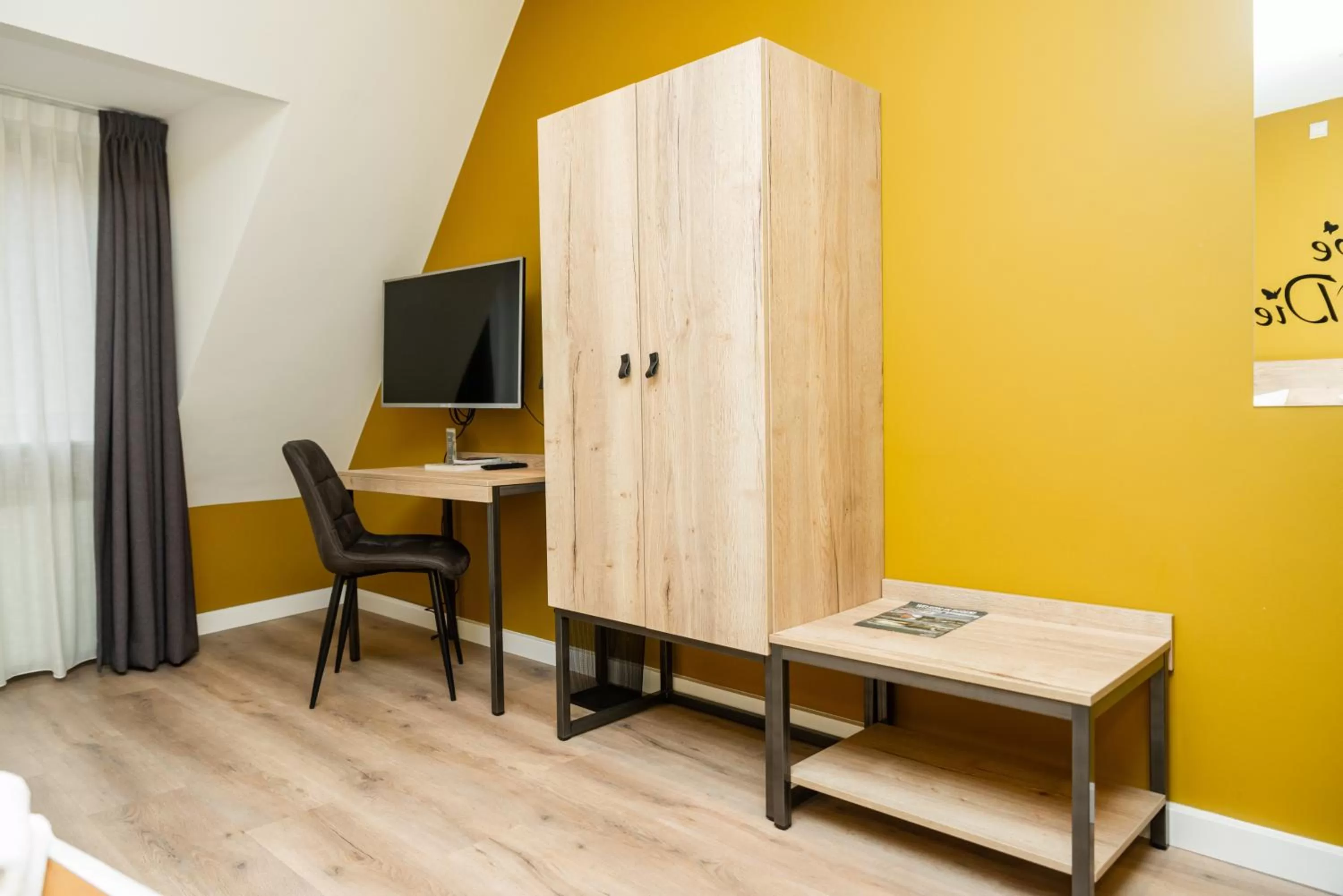 TV and multimedia, TV/Entertainment Center in Hotel Onder De Linden