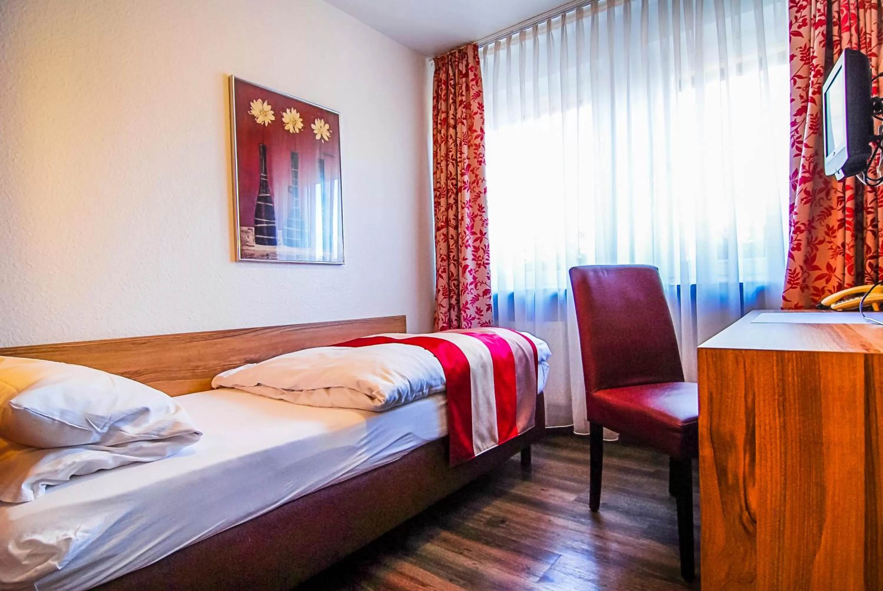 Photo of the whole room, Bed in Adolphs Hotel