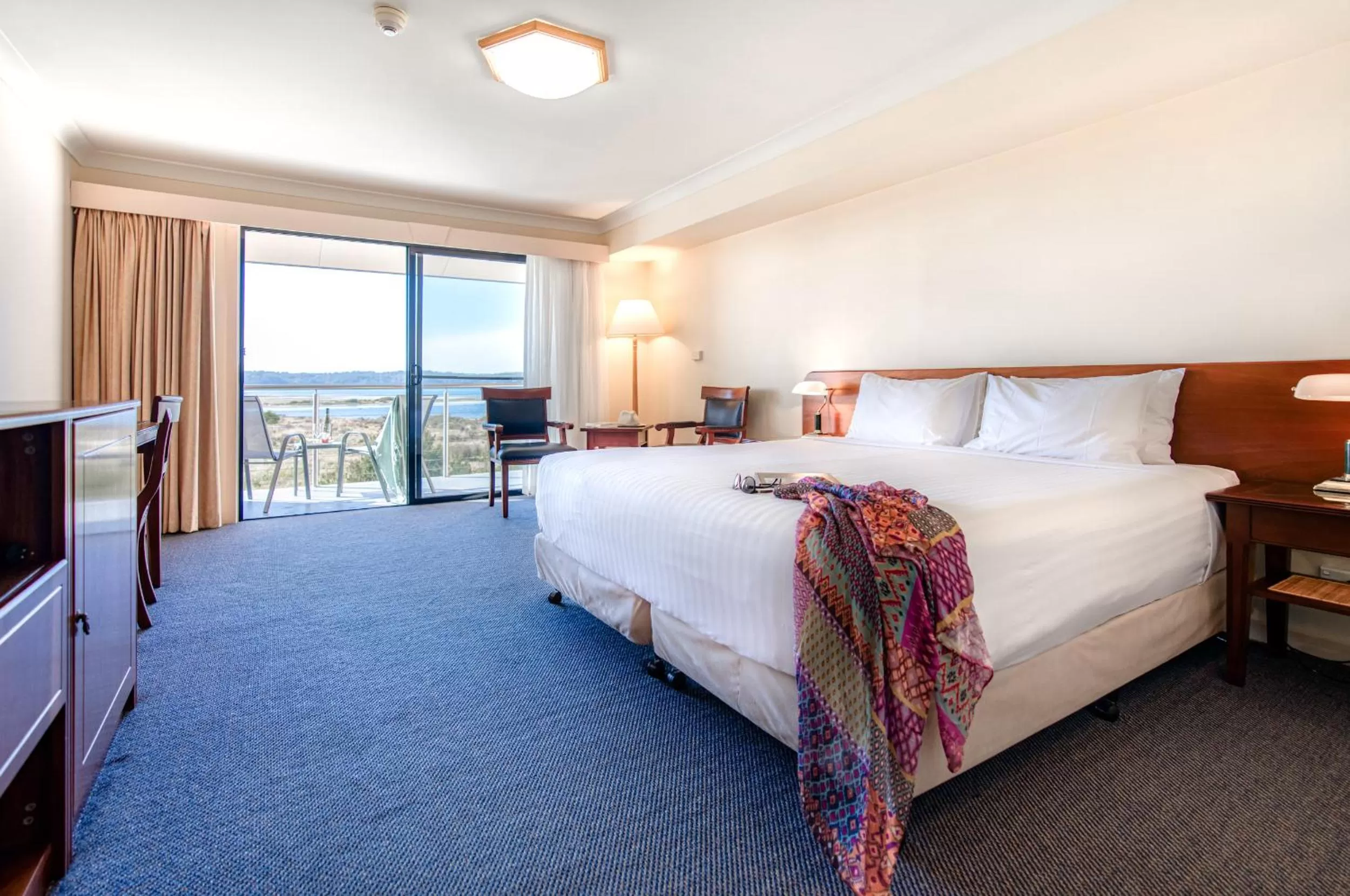 Water View King Room in Panorama Hotel St Helens