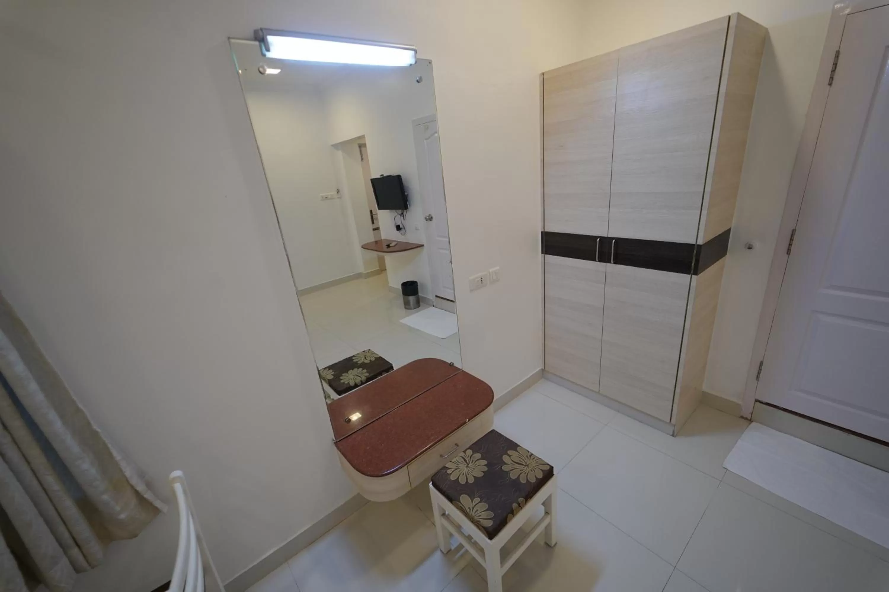 wardrobe in Hotel Palmyra Grand Inn