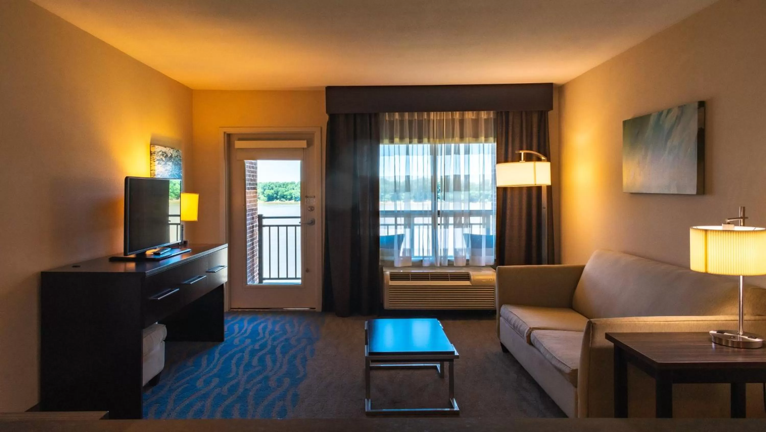 Photo of the whole room, Bed in Holiday Inn Owensboro Riverfront by IHG
