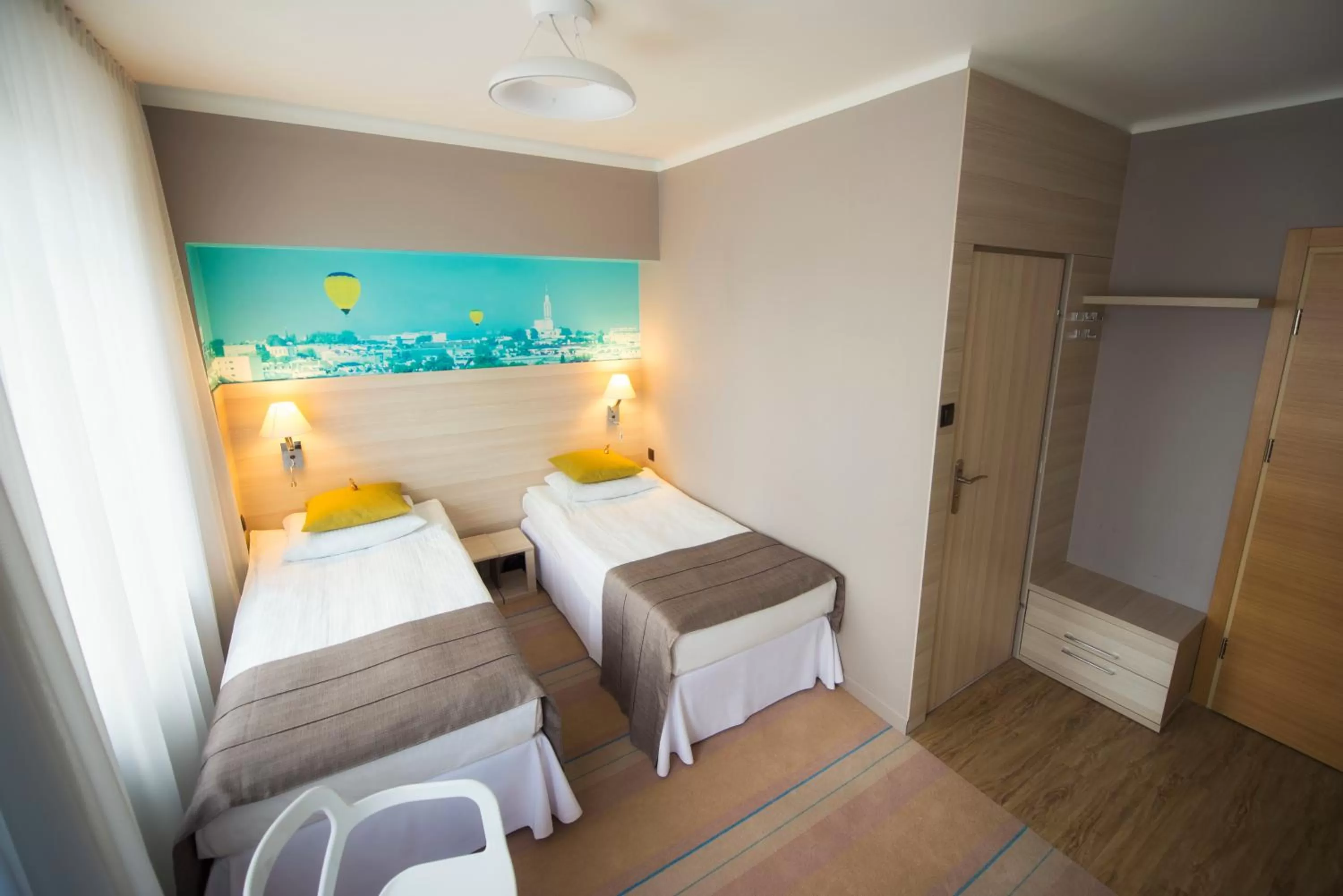 Shower, Bed in Hotel Cristal Białystok