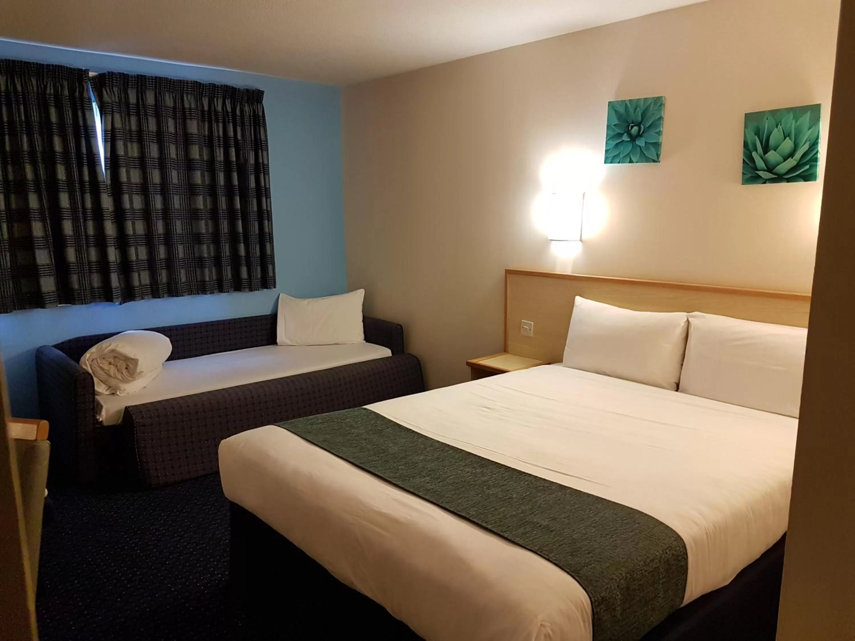 Bed in Days Inn Sutton Scotney North