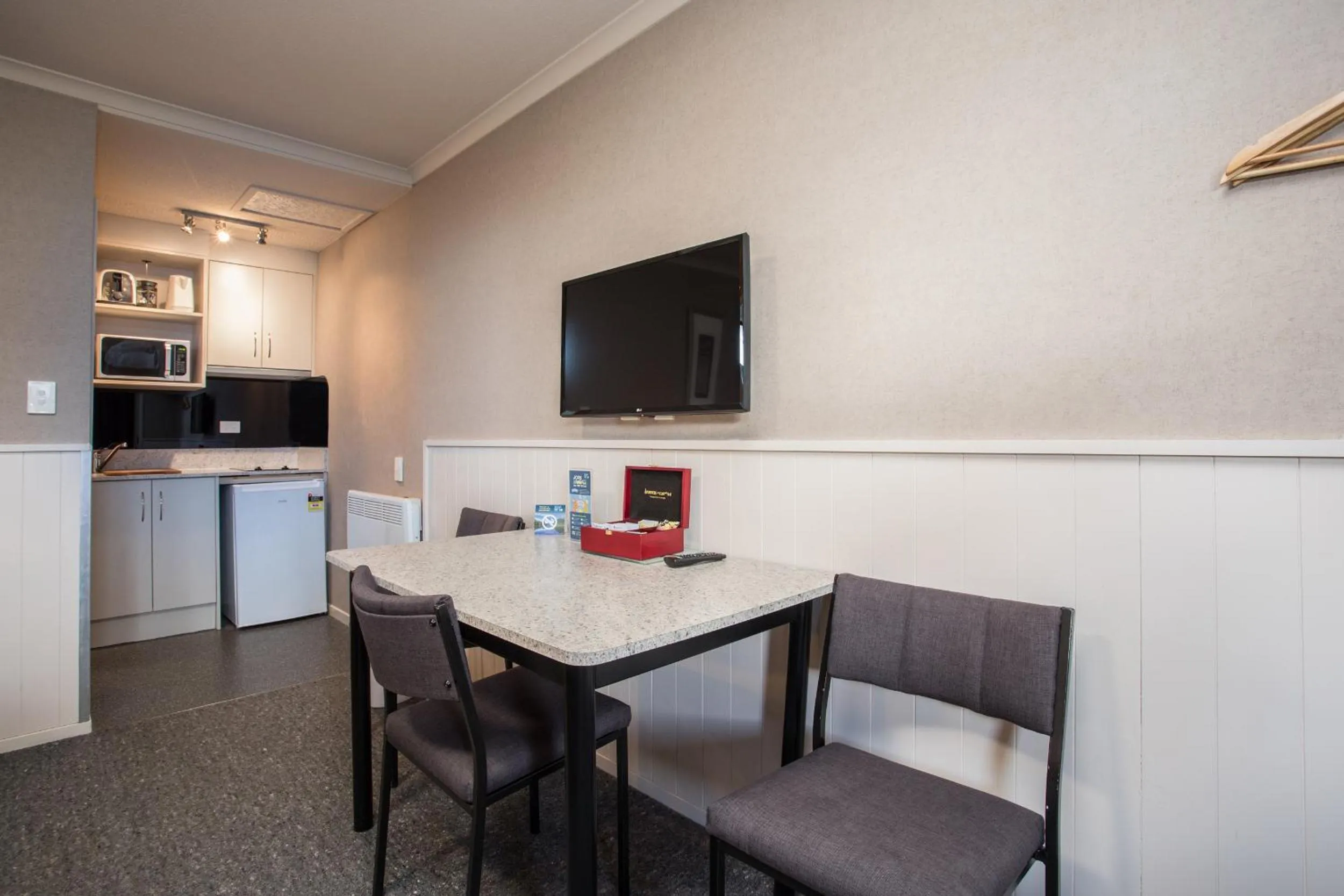 Dining area in Te Anau Top 10 Holiday Park and Motels