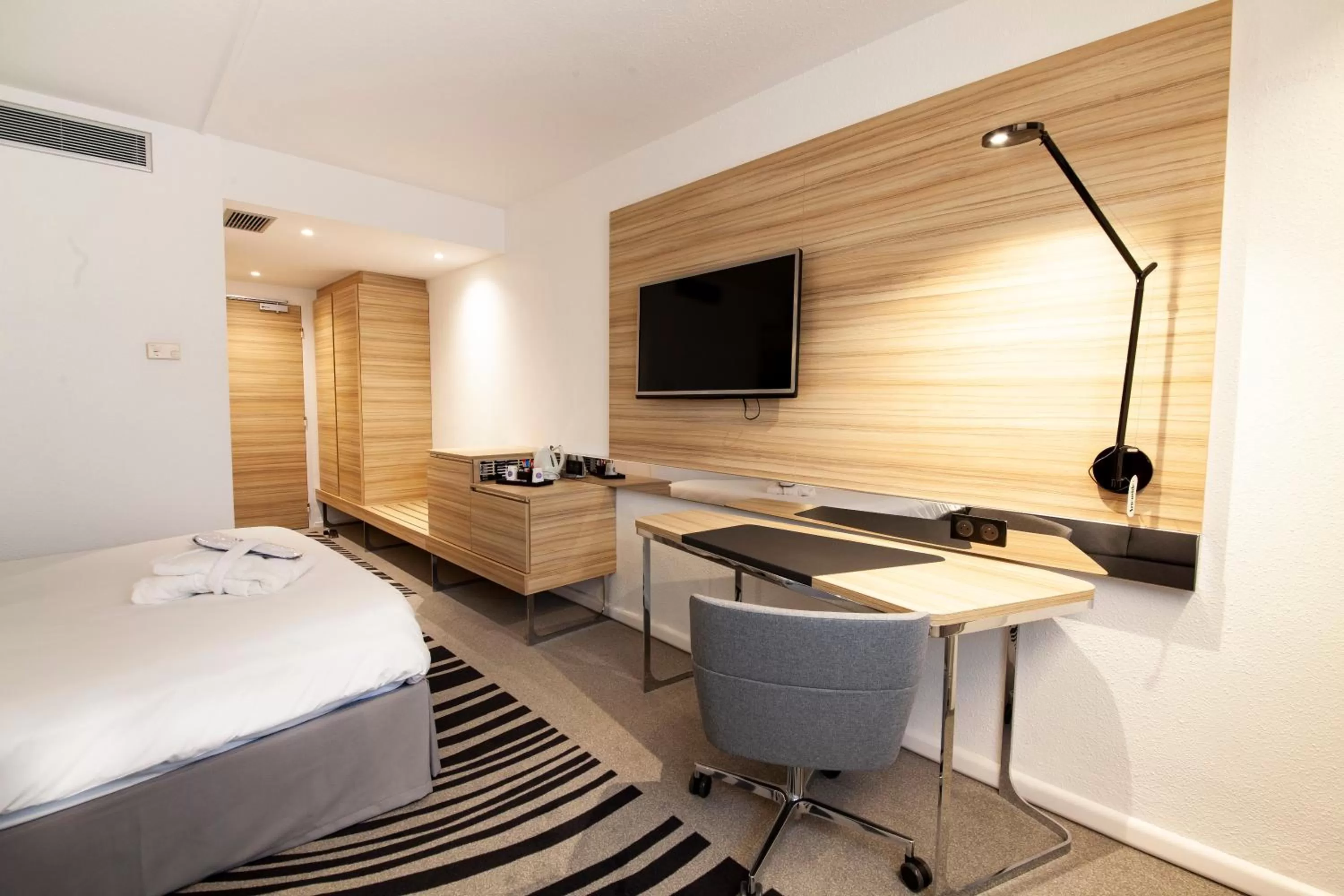 TV and multimedia, Bed in Novotel Clermont-Ferrand