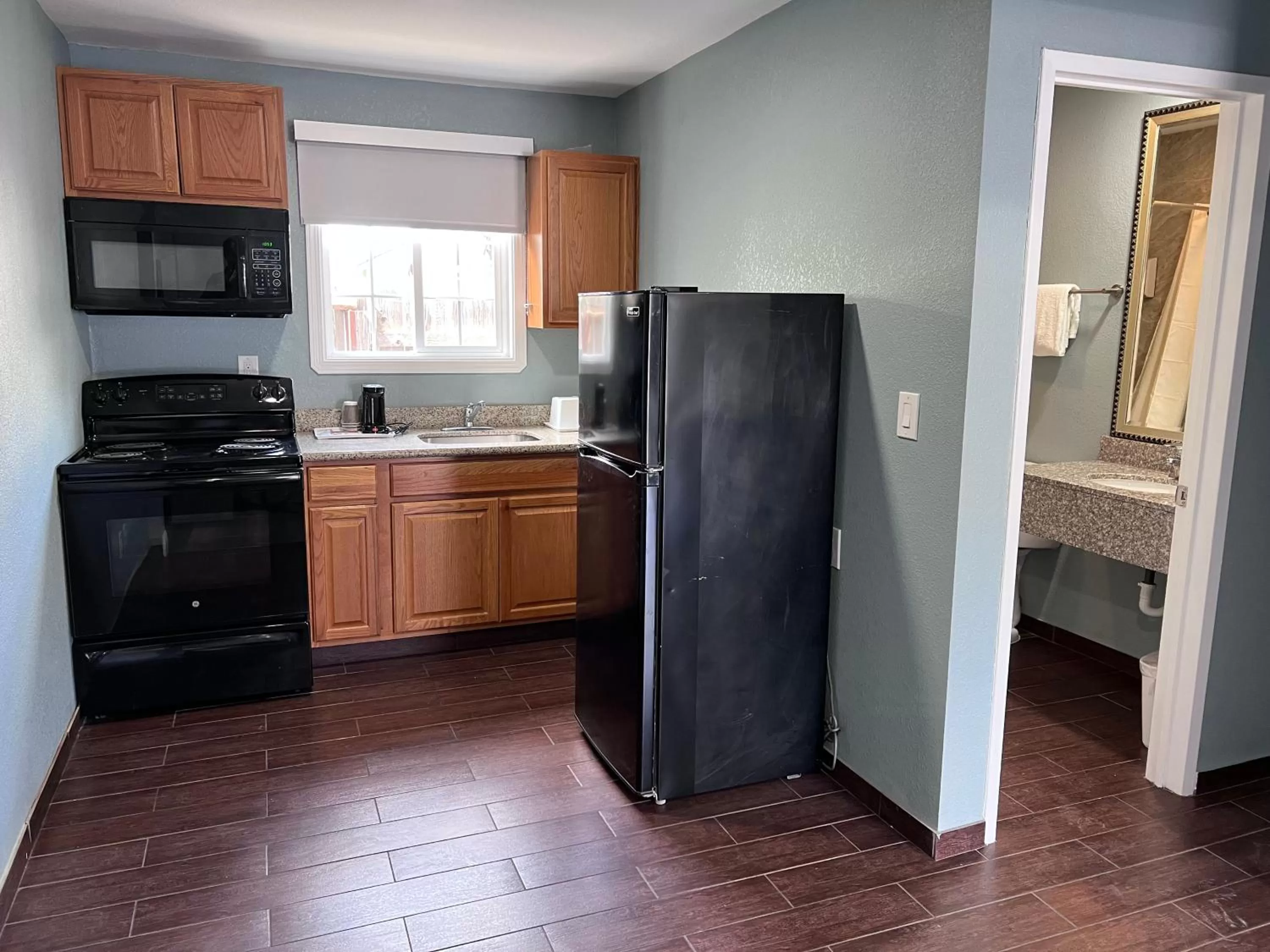 Kitchen or kitchenette in Surf City Inn & Suites