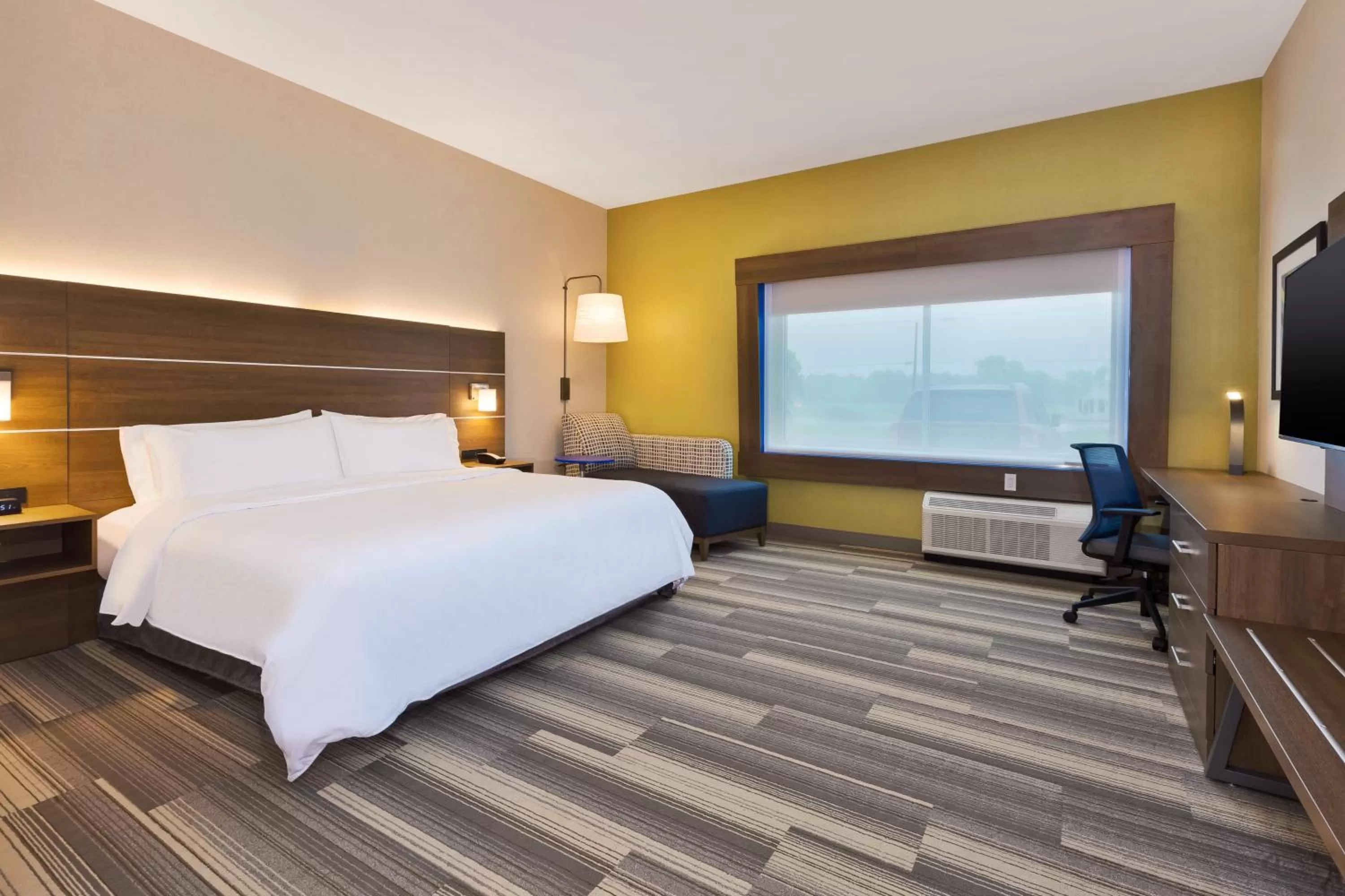 Photo of the whole room, Bed in Holiday Inn Express & Suites - Milan - Sandusky Area by IHG
