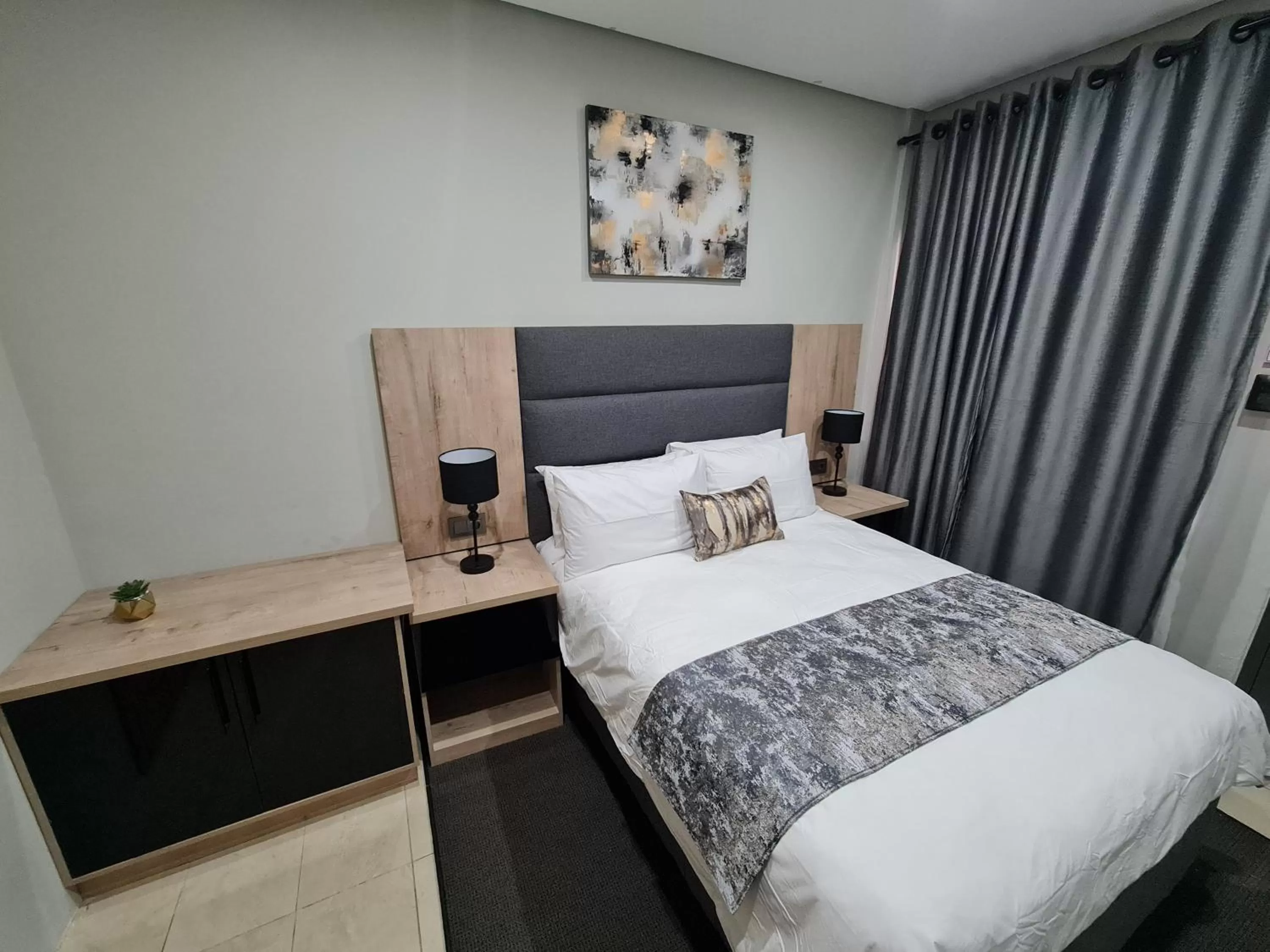 Photo of the whole room, Bed in Luxe on Ridge Boutique Hotel