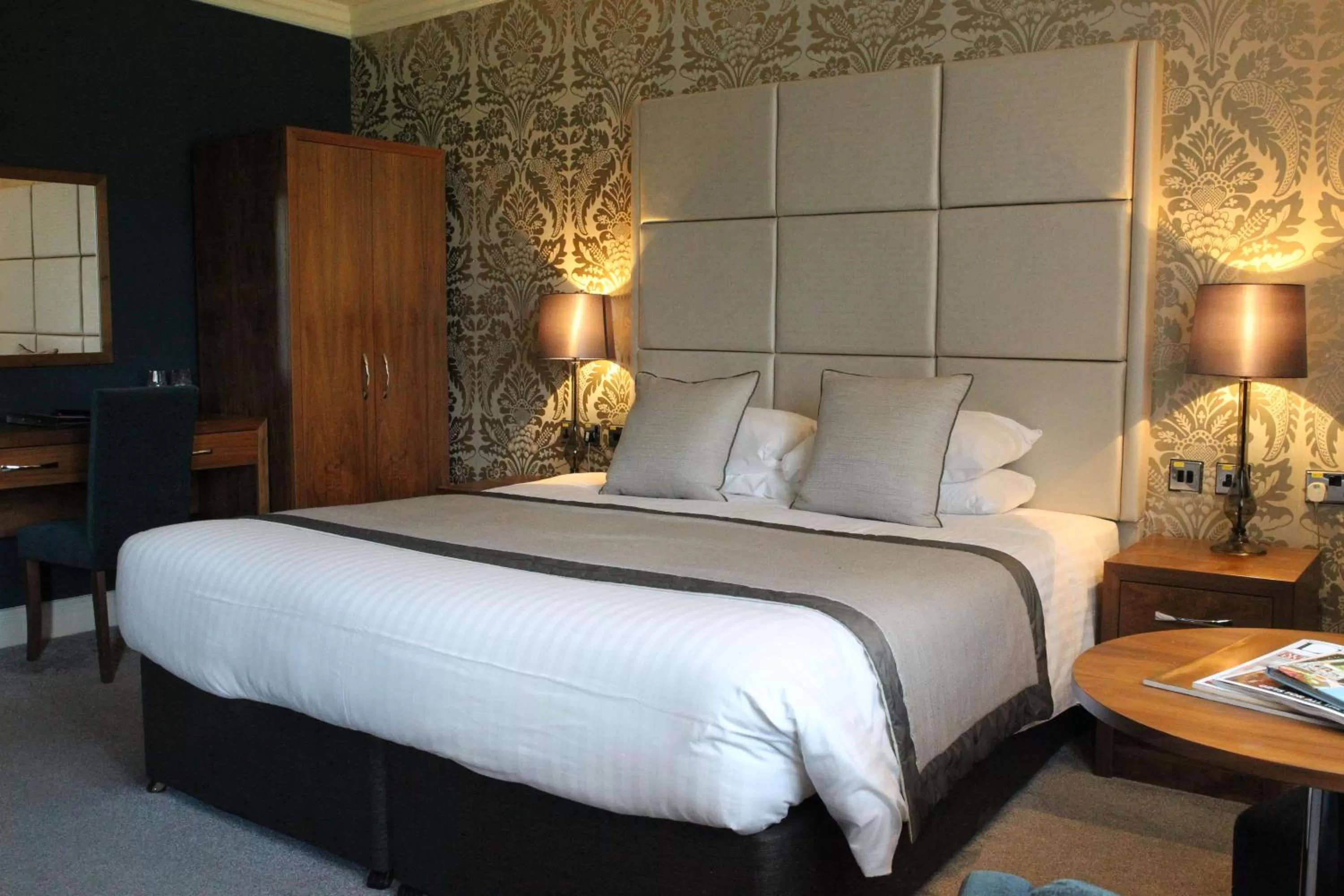 Bedroom, Bed in The Moat House