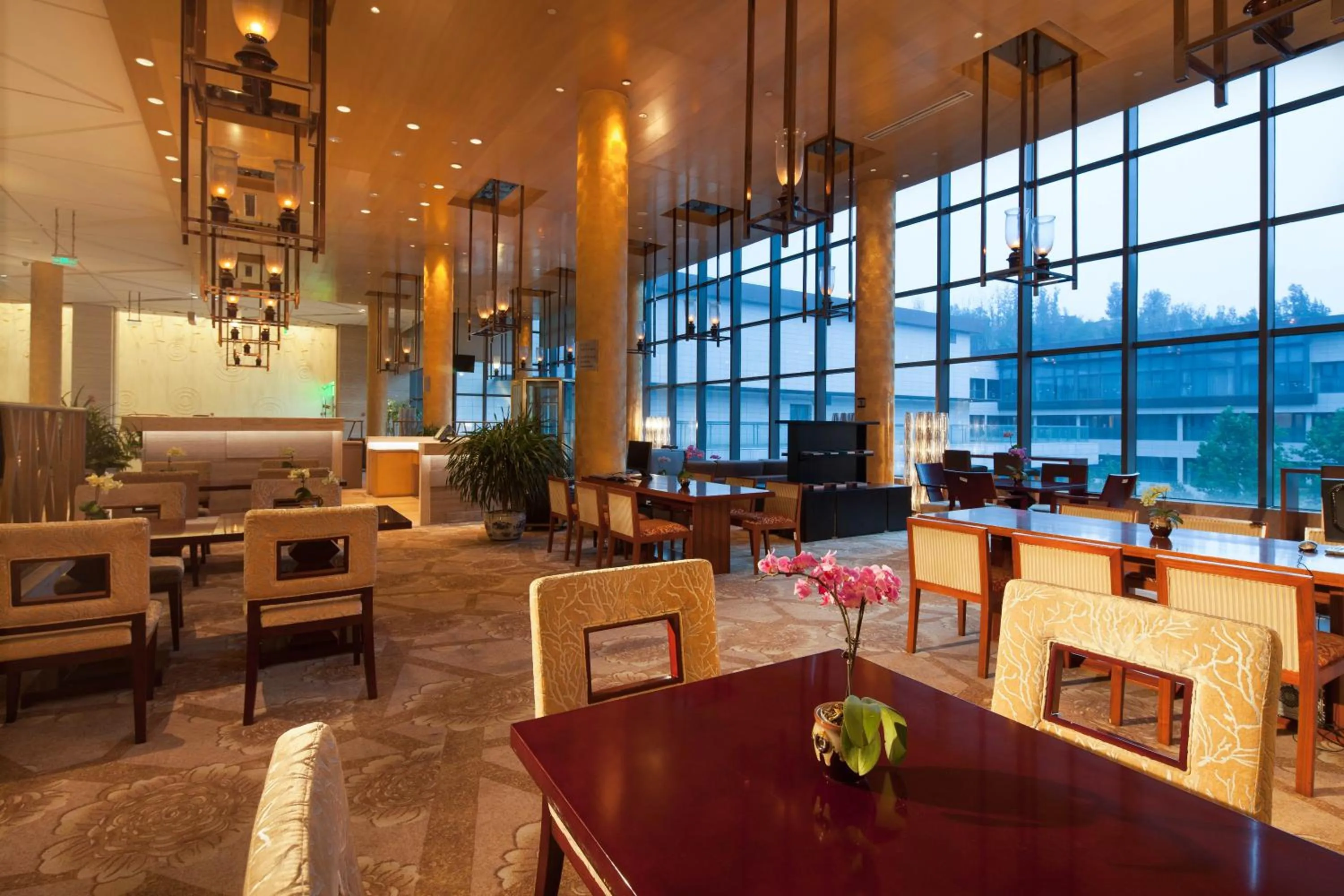 Lounge or bar in Holiday Inn Beijing Shijingshan Parkview by IHG
