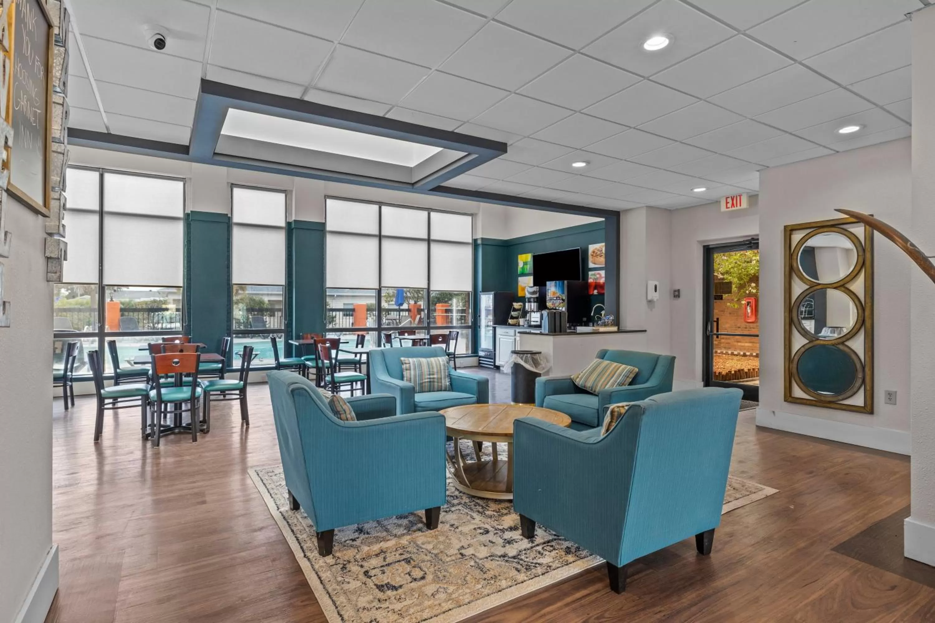 Seating area in Garnet Inn & Suites, Morehead City near Atlantic Beach