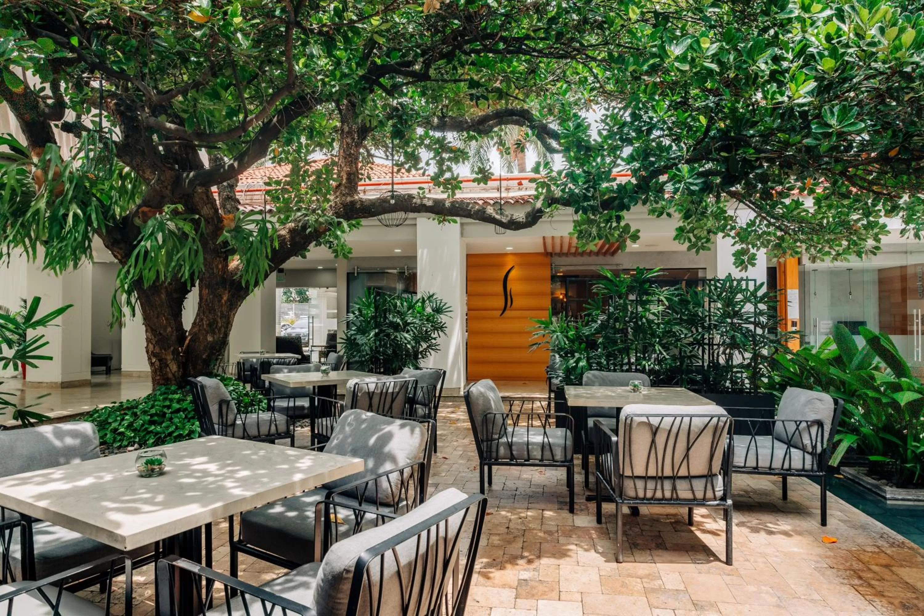 Restaurant/places to eat in Plaza Hotel and Suites