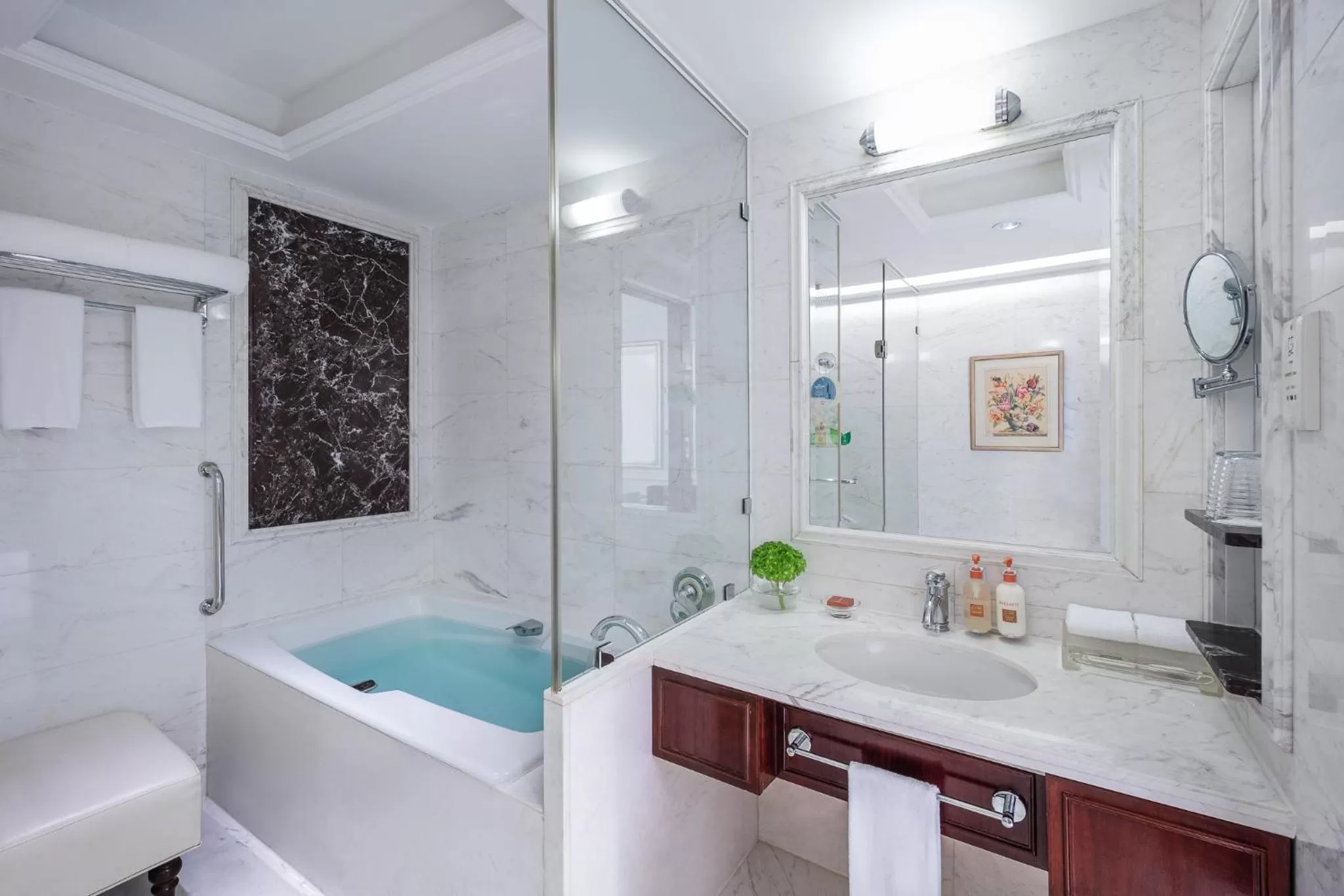 Bathroom in Crowne Plaza Hotel & Suites Landmark Shenzhen by IHG