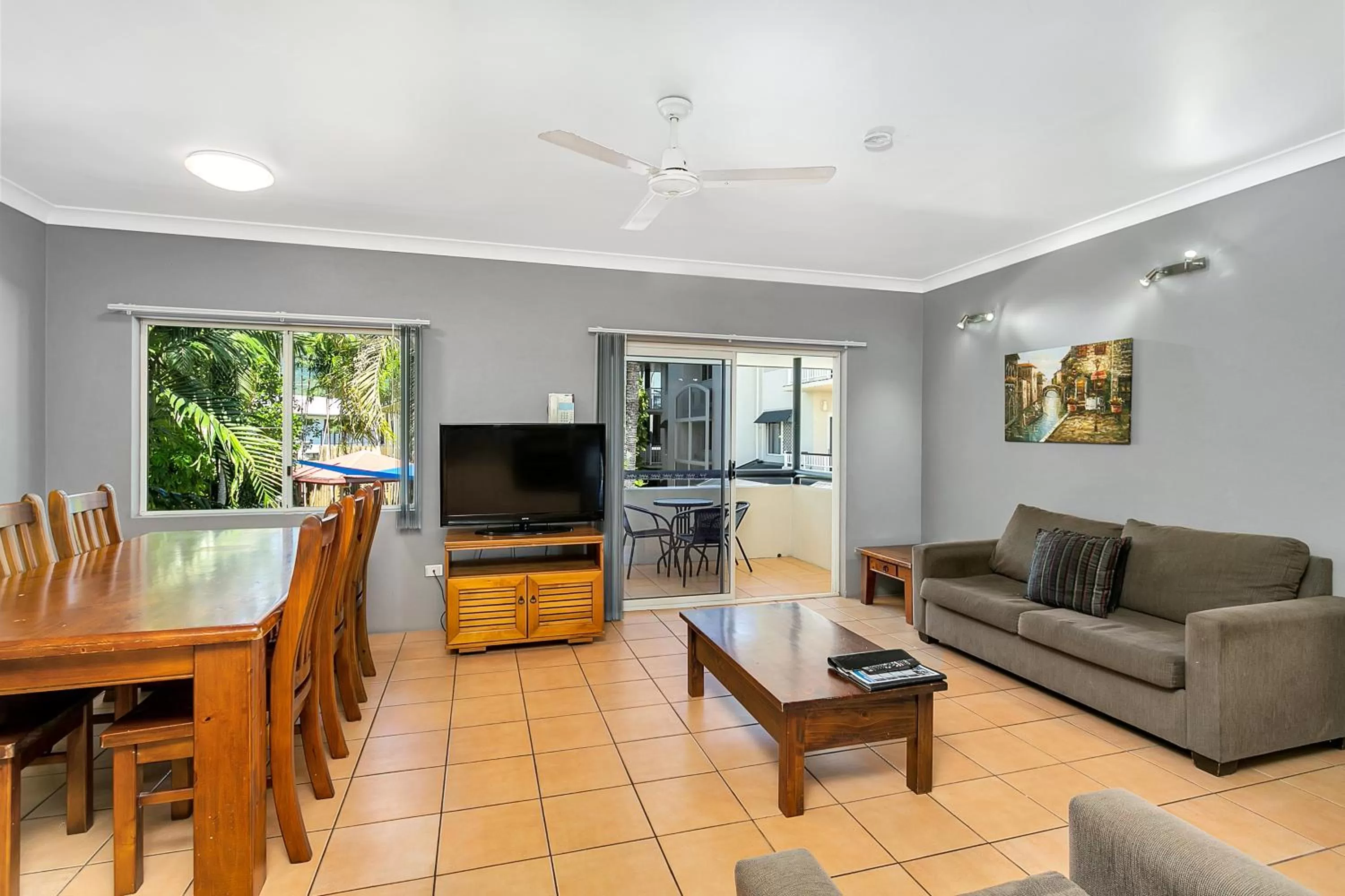 TV and multimedia in Cairns Reef Apartments & Motel