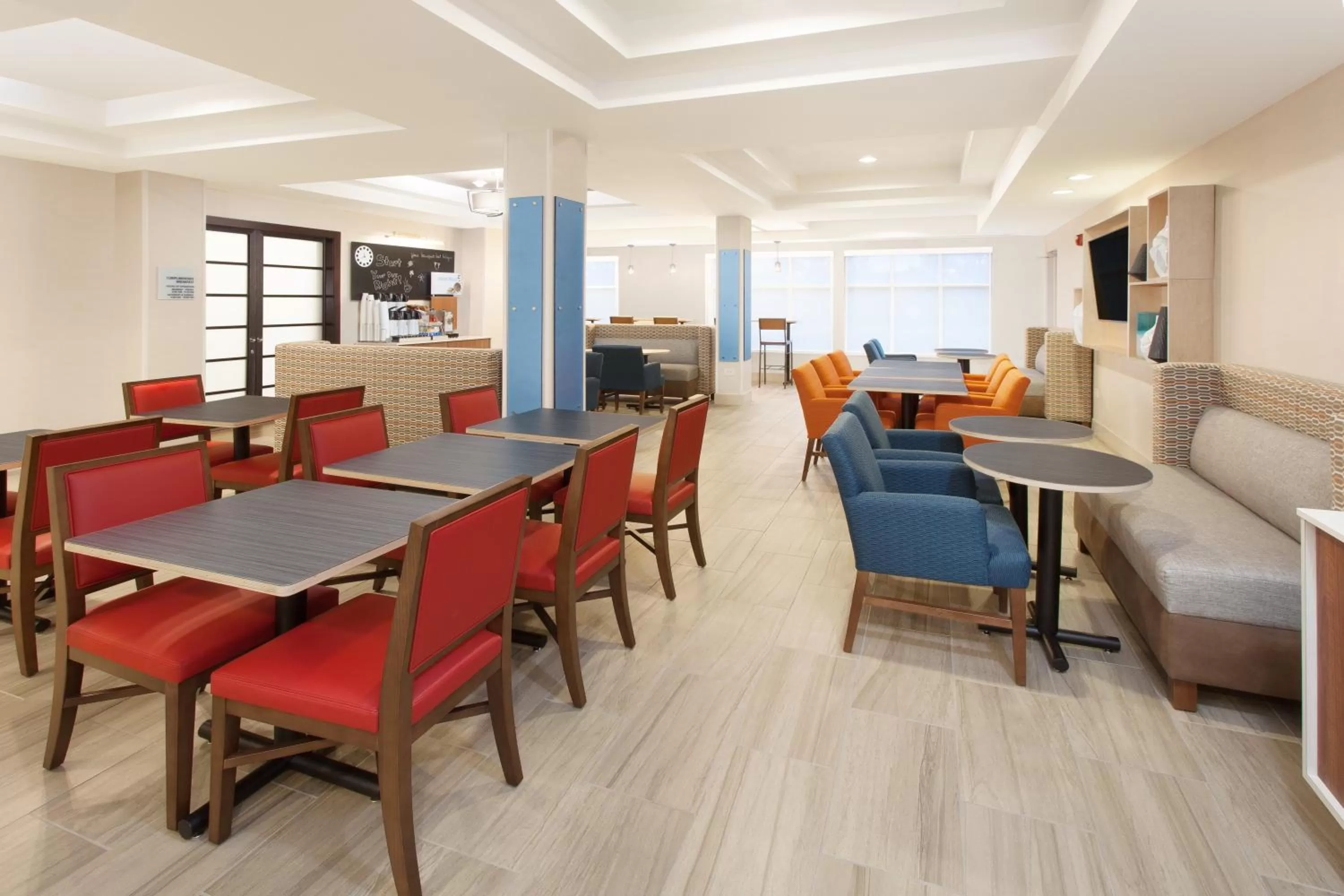 Breakfast in Holiday Inn Express Hotel & Suites Lake Zurich-Barrington by IHG