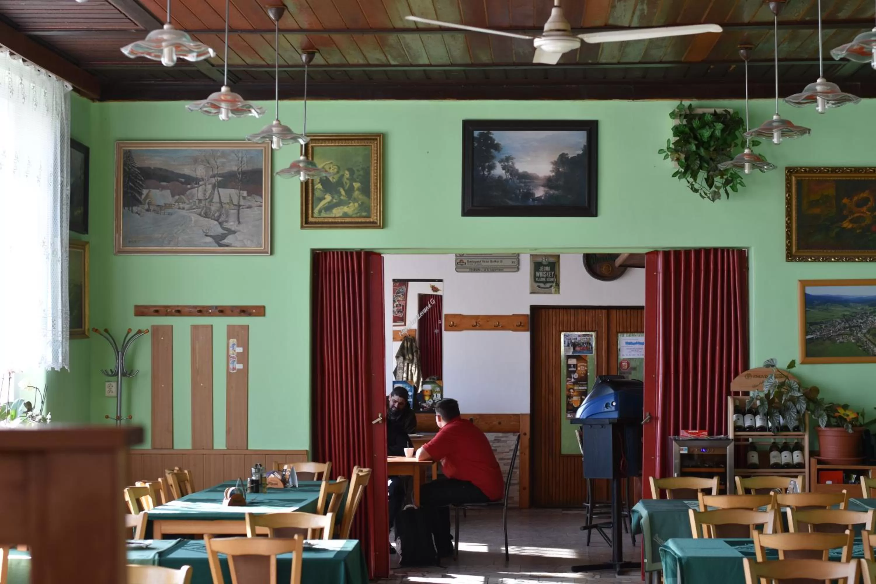 Restaurant/places to eat in Hotel Chata