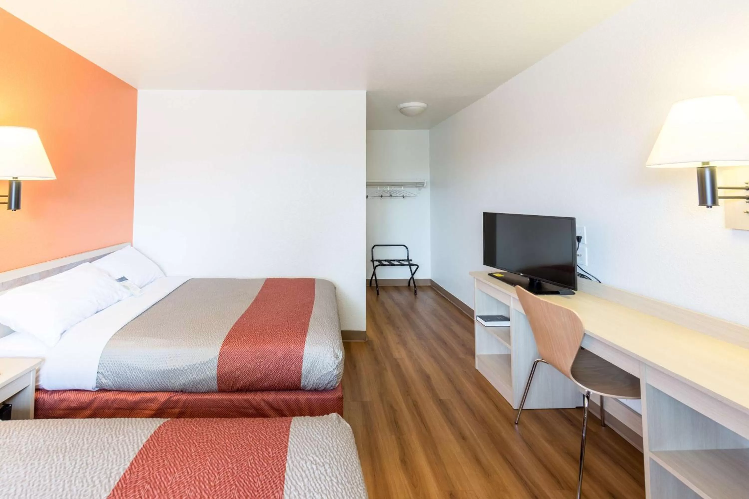 Photo of the whole room, Bed in Motel 6-Klamath Falls, OR