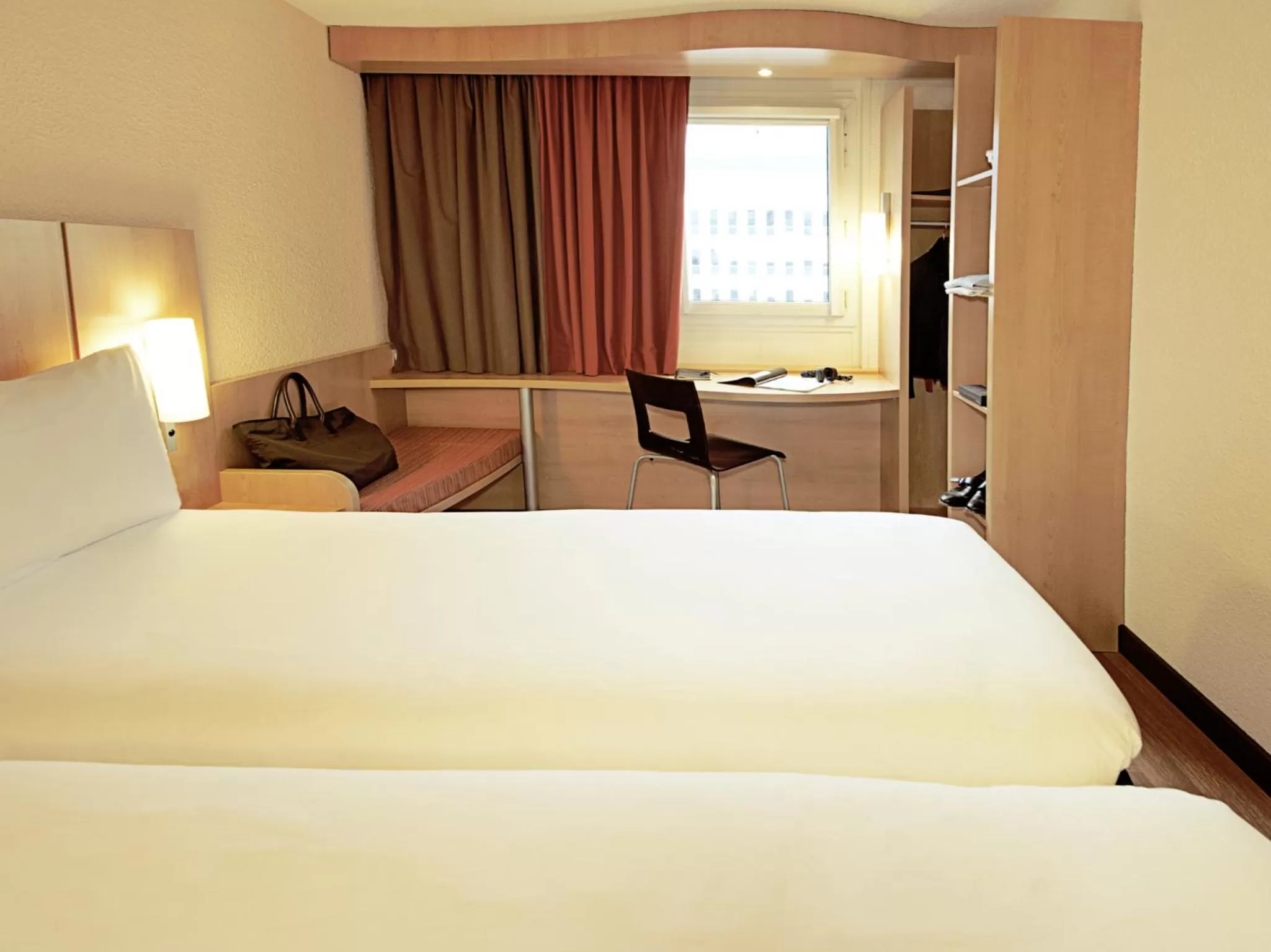 Photo of the whole room, Bed in Hotel ibis Lisboa Jose Malhoa