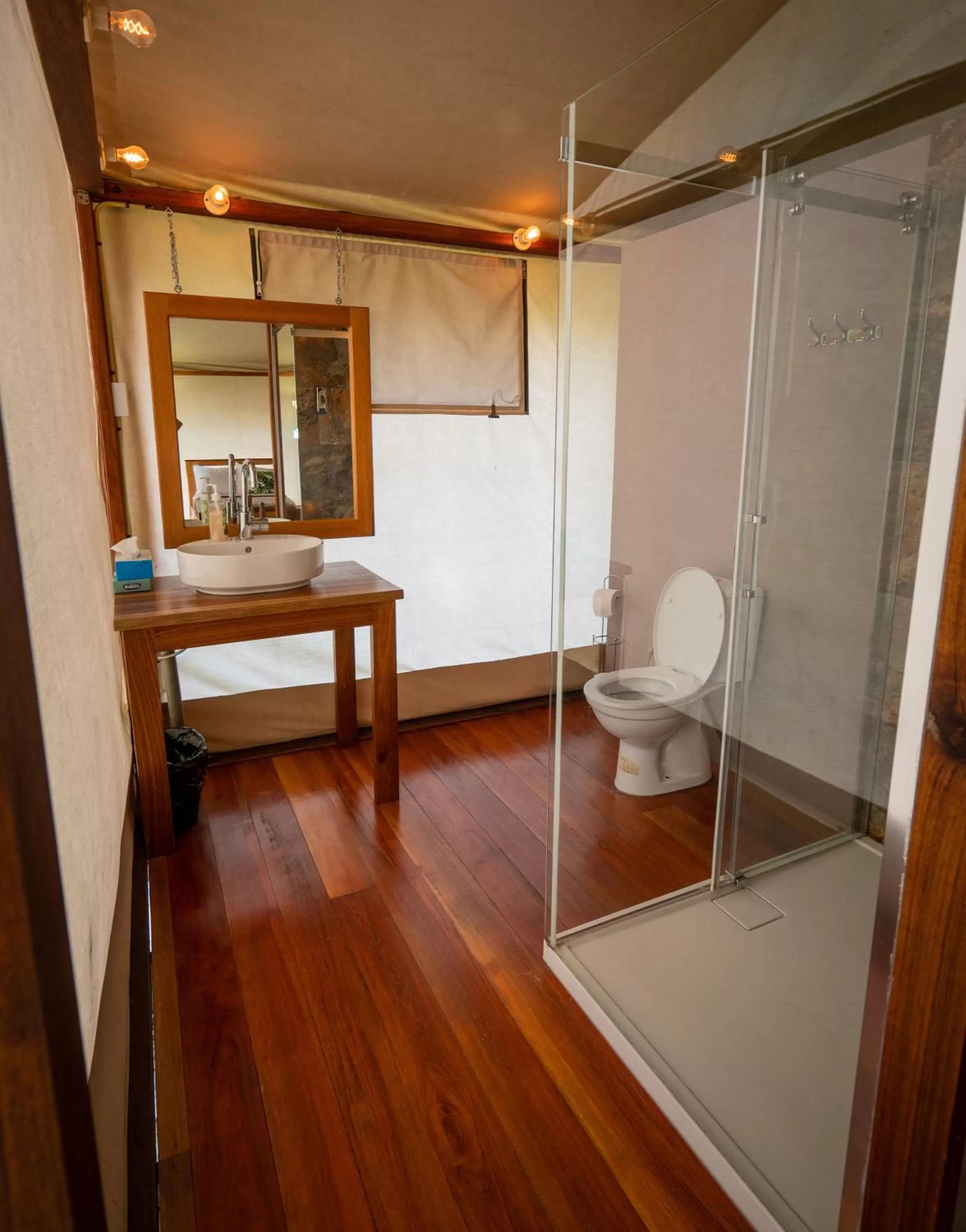 Bathroom, Bed in Houttuyn Wellness River Resort