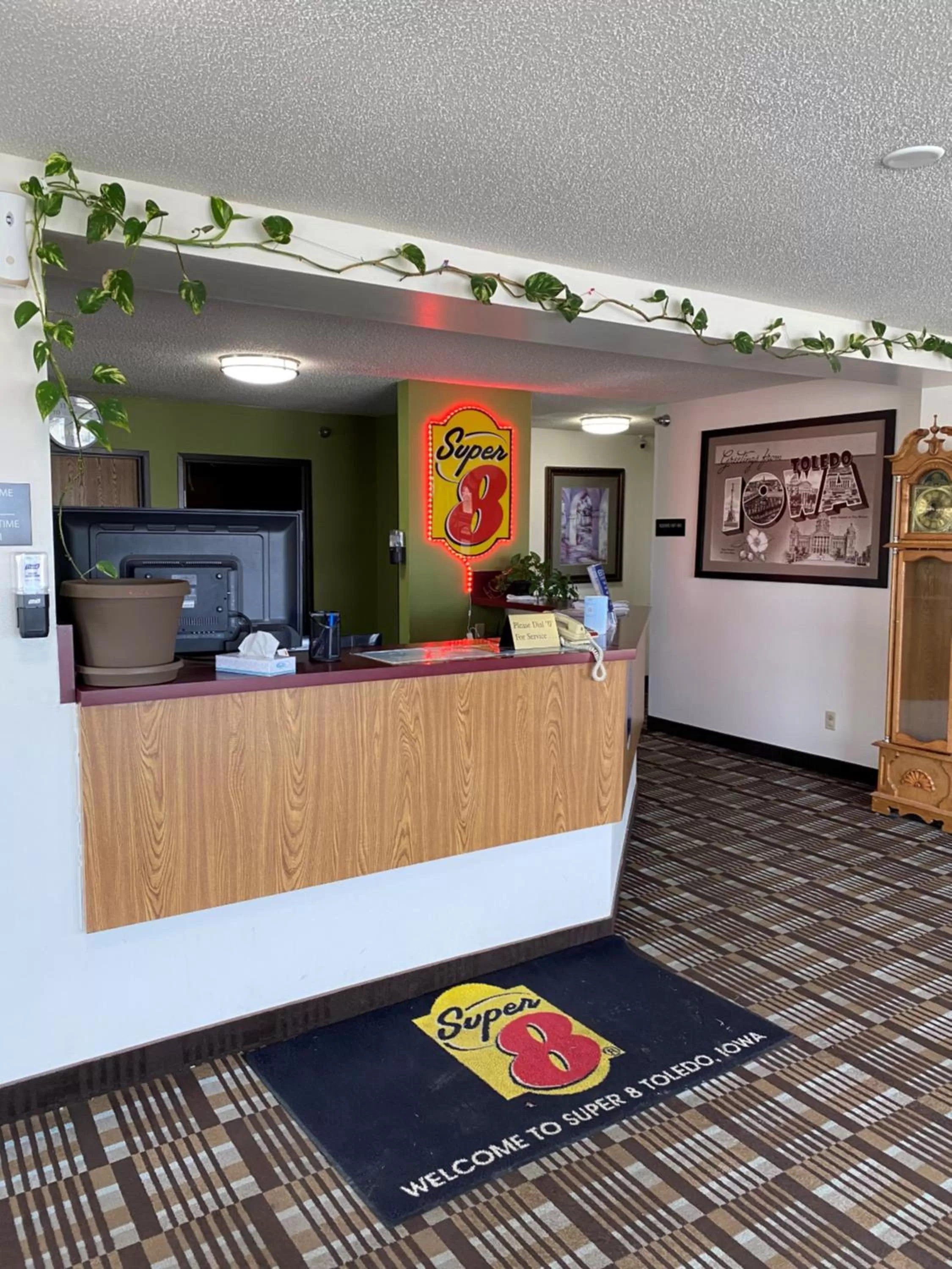 Lobby or reception in Super 8 by Wyndham Toledo