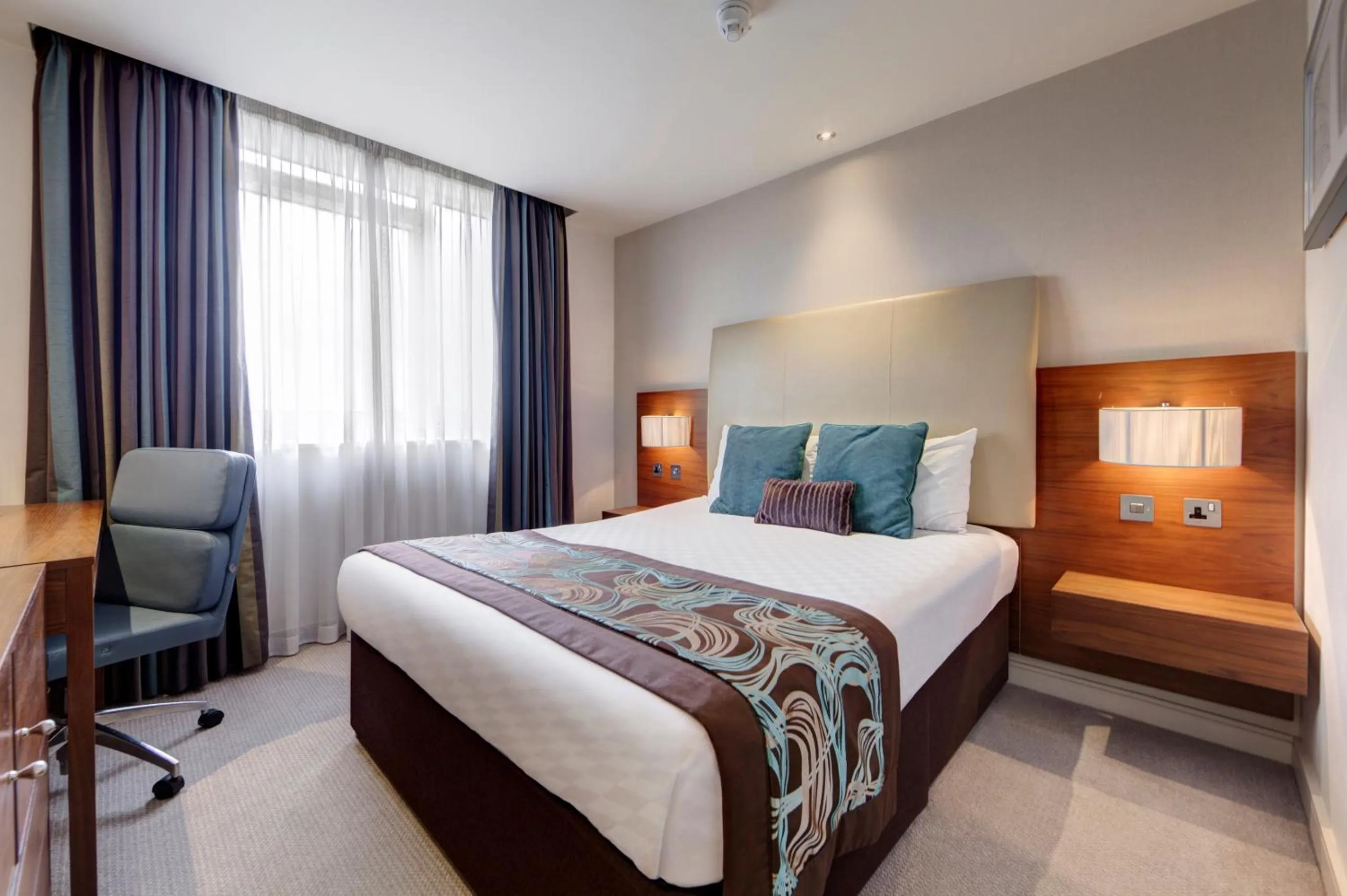 Bedroom, Bed in Thistle London Hyde Park Kensington Gardens