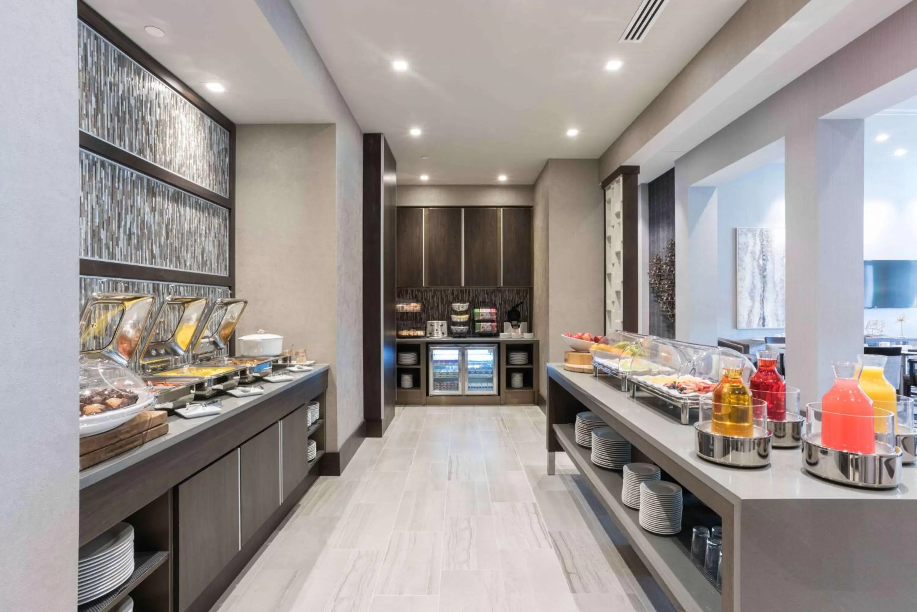 Dining area in Hilton Garden Inn Foxborough Patriot Place