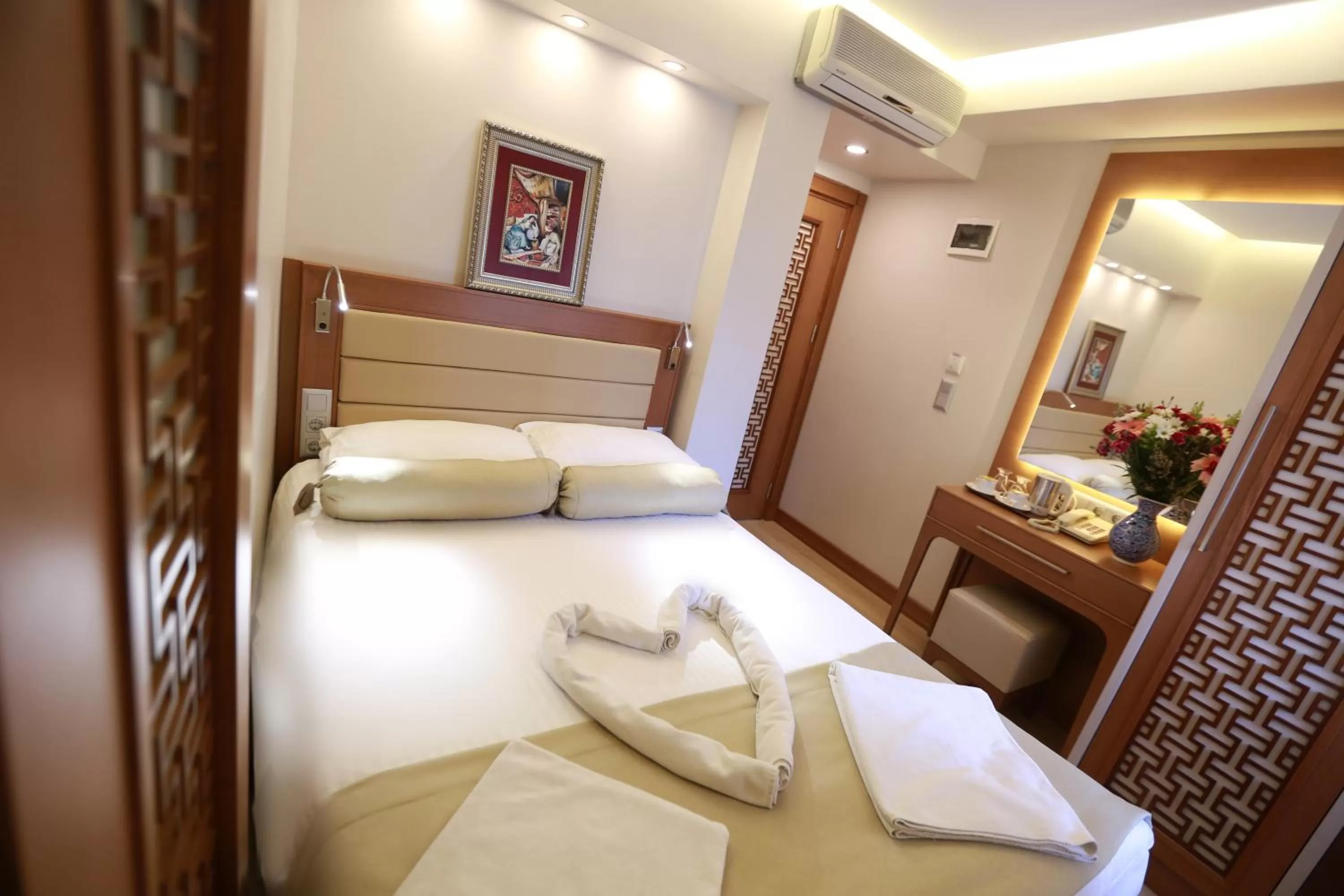 cot, Bed in Sirkeci Park Hotel