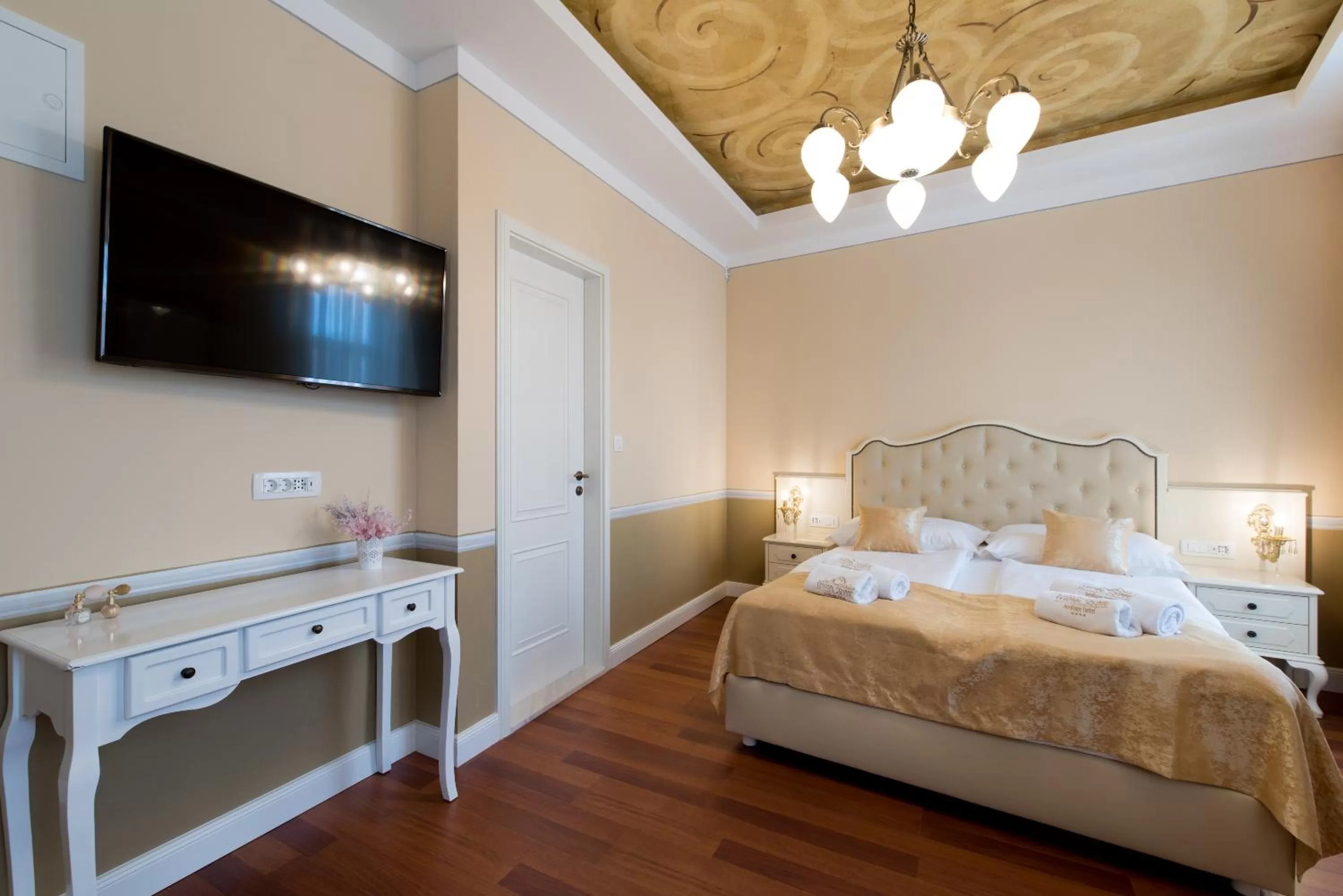 Bed in Central Square Heritage Hotel