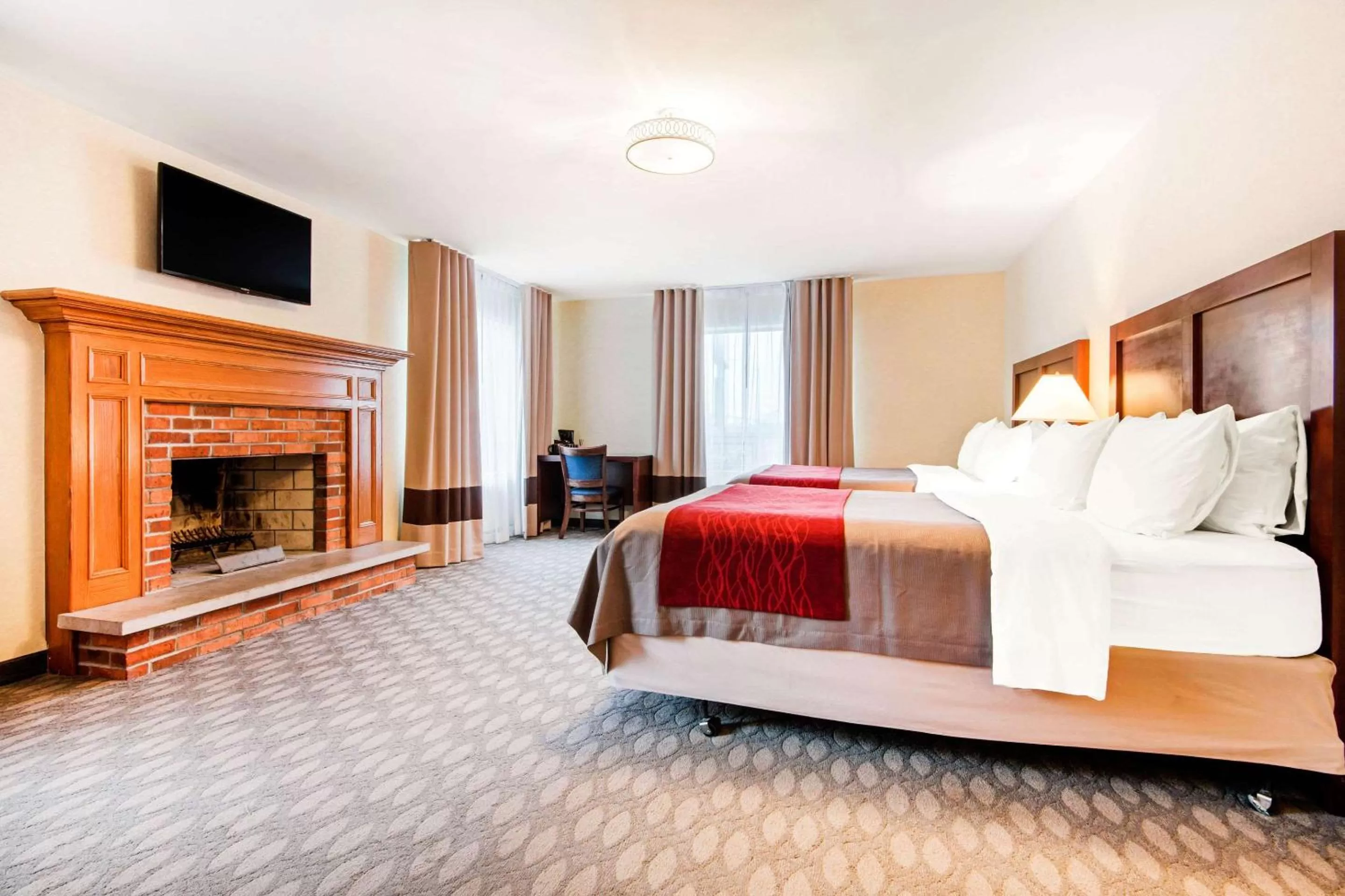 Photo of the whole room, Bed in Comfort Inn Fallsview