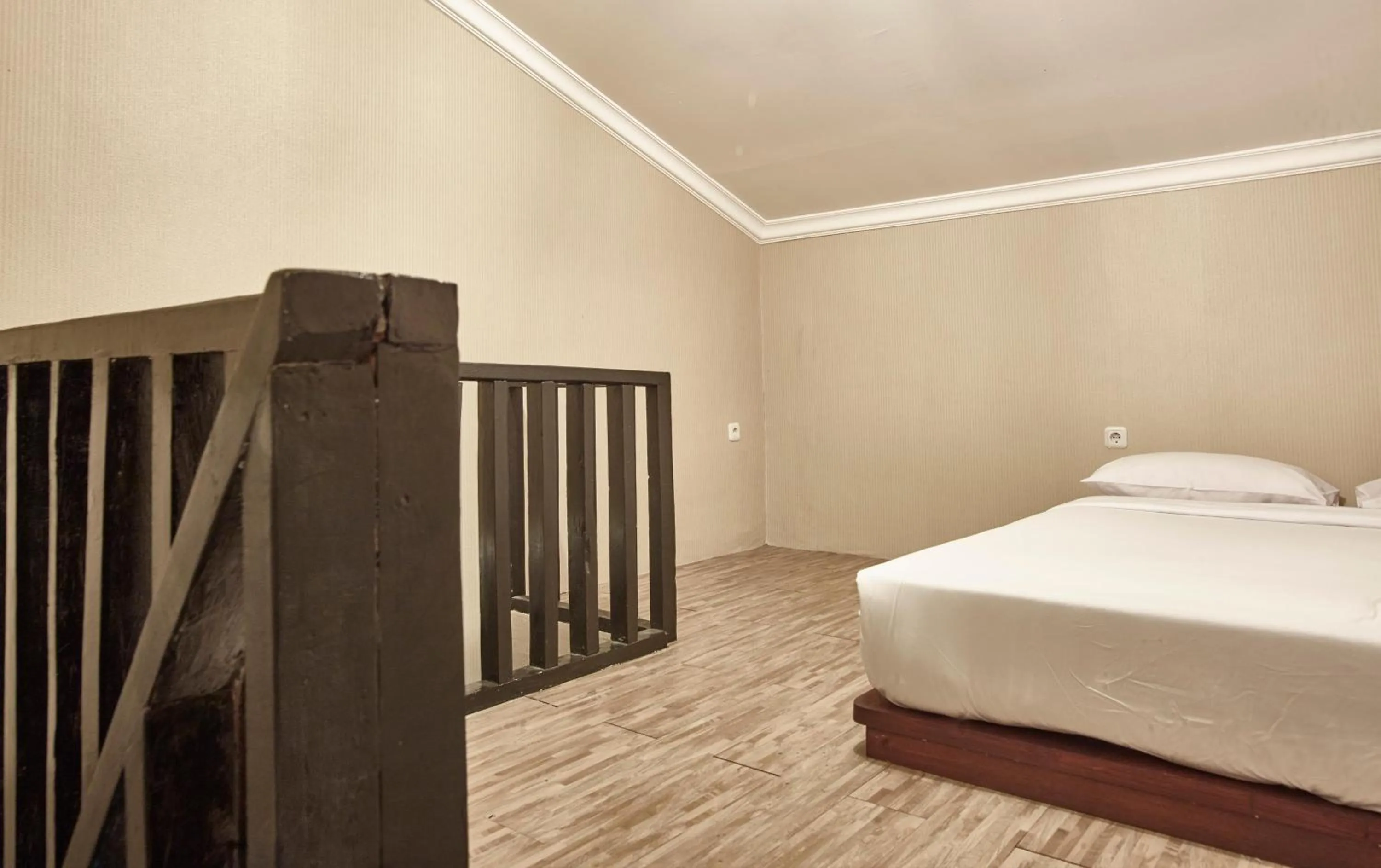 bunk bed, Bed in Twins Hotel