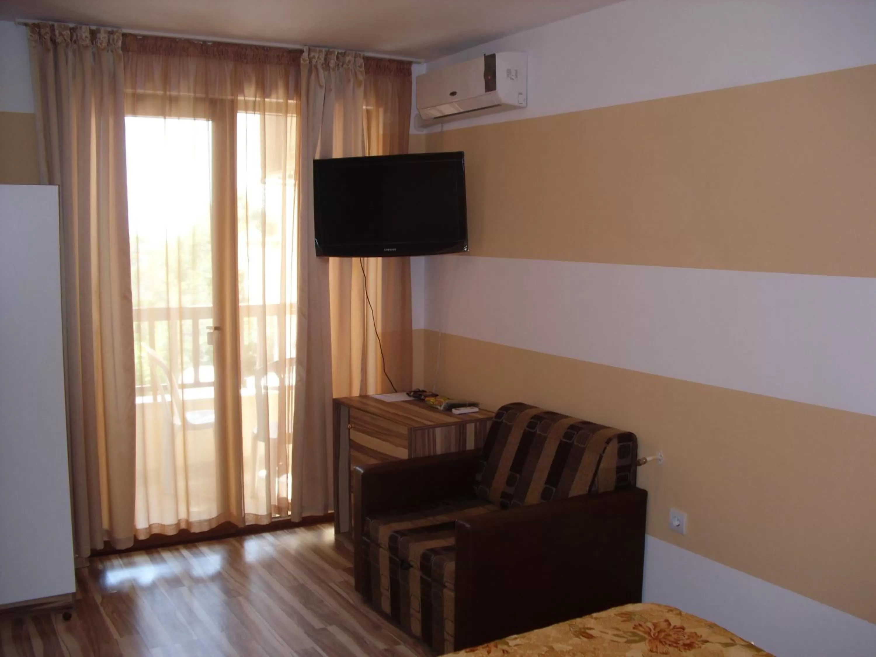 TV/Entertainment Center in Family Hotel Malibu