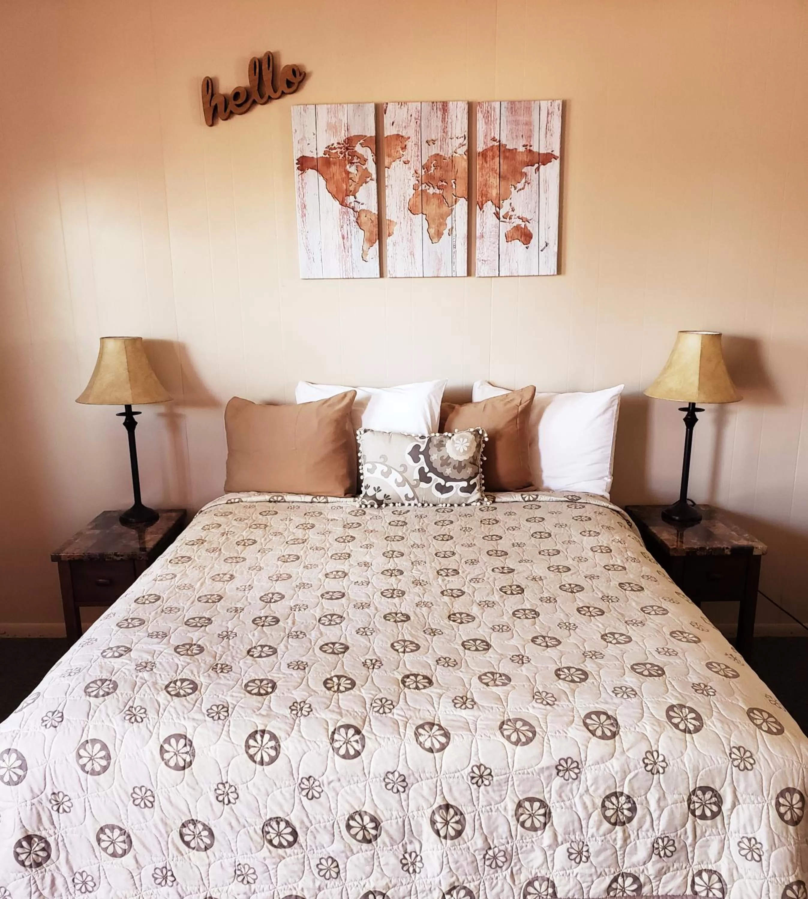 Bedroom, Bed in Red Rock Motel and Dam Motel