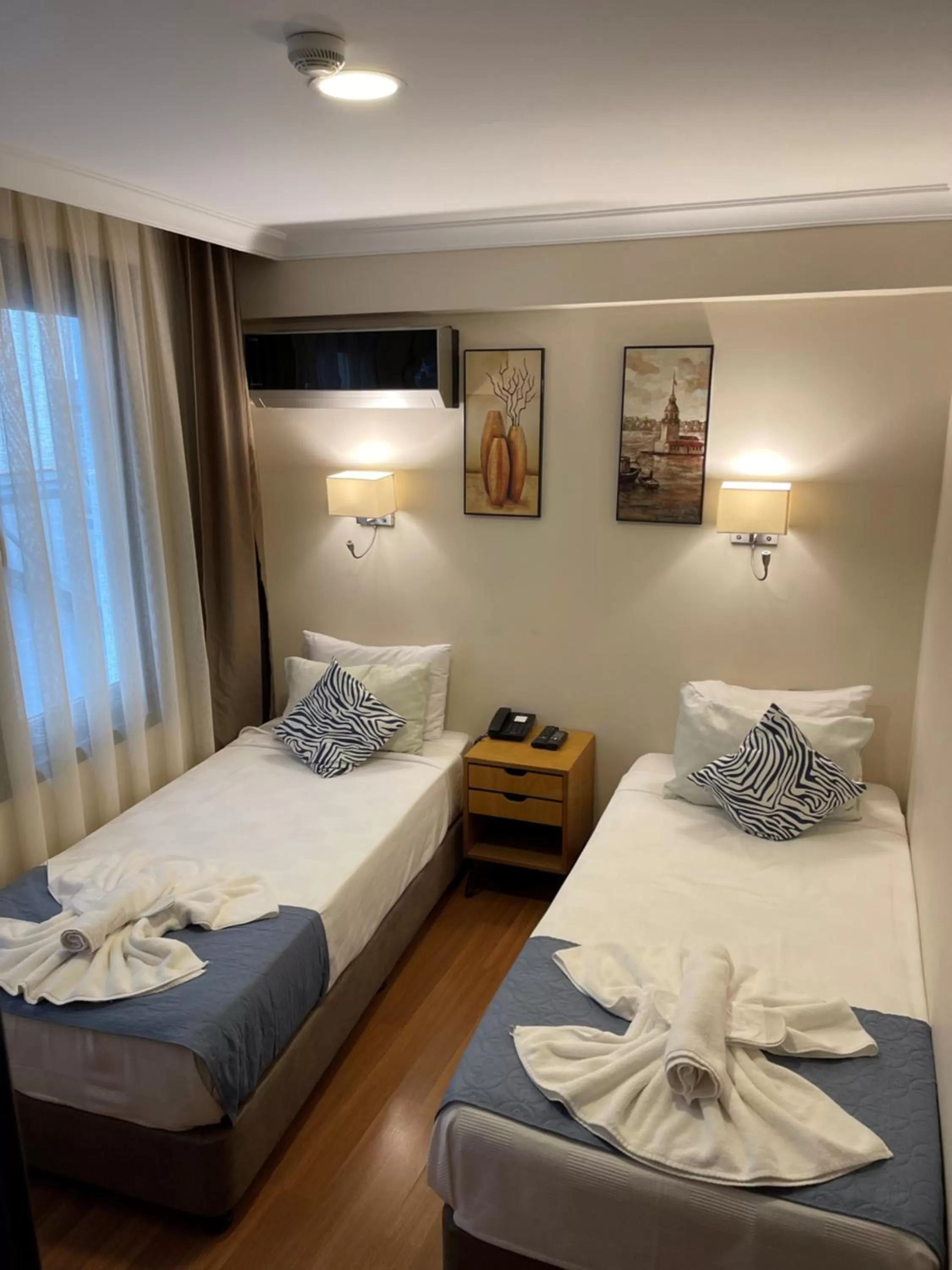 Photo of the whole room, Bed in Nomade Old City Hotel