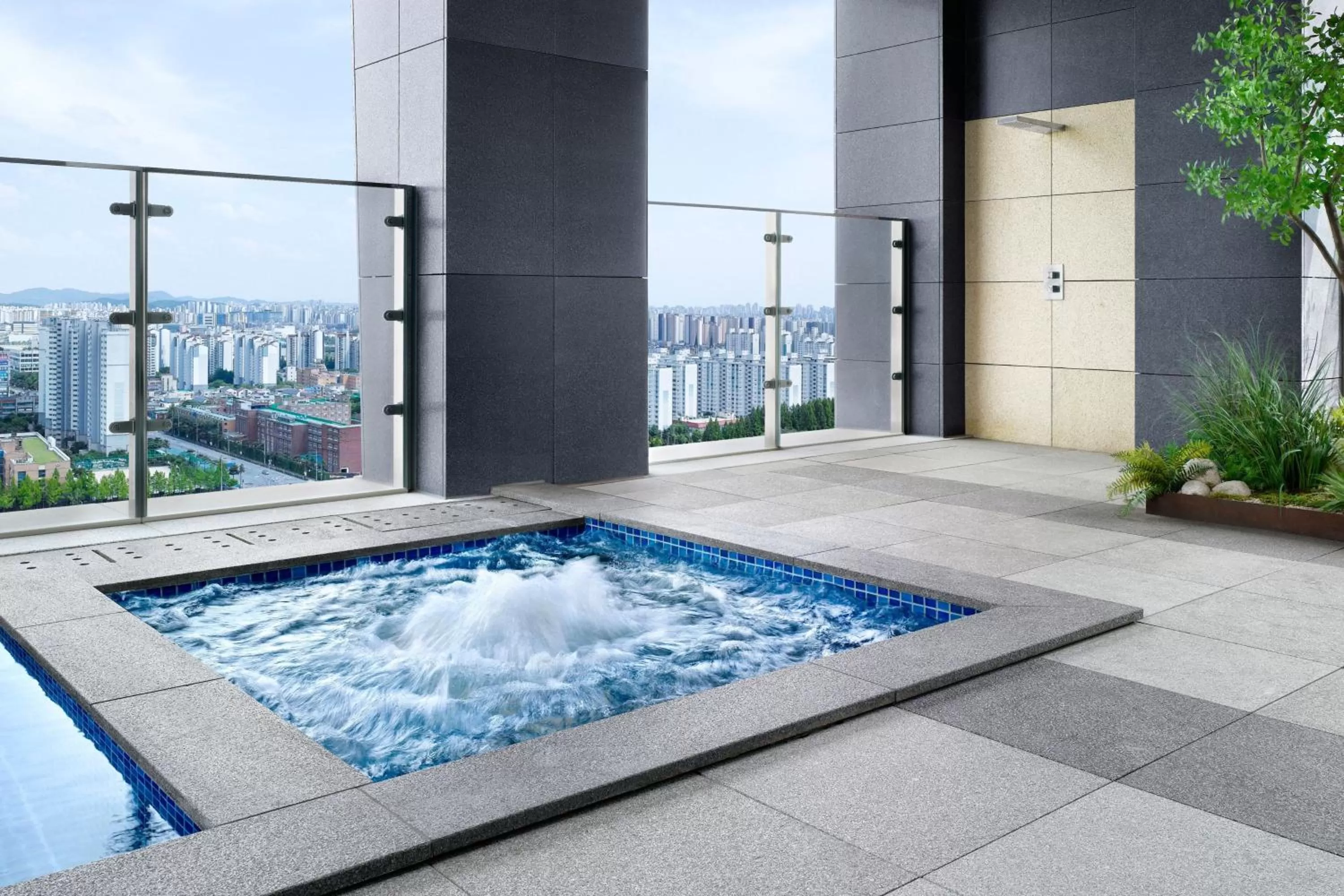 Swimming pool in Four Points by Sheraton Suwon