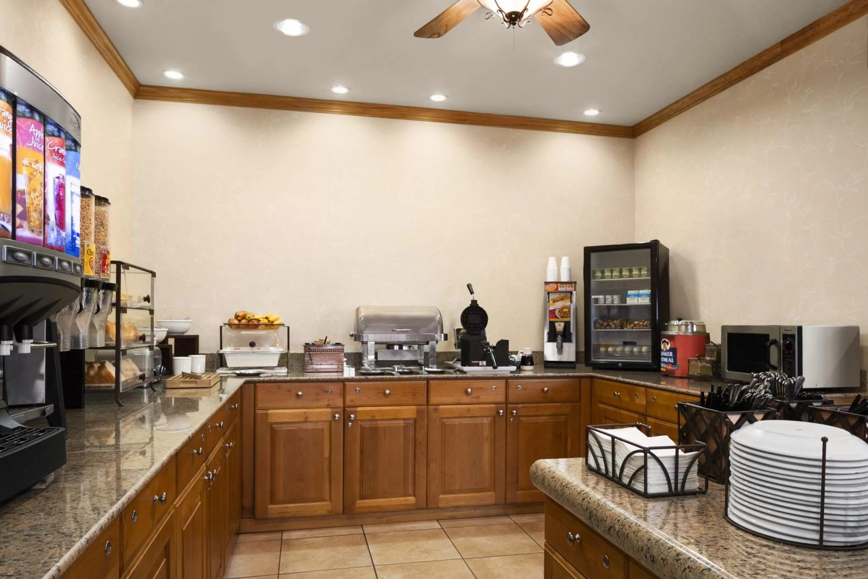 Food and drinks in Country Inn & Suites by Radisson, Columbus West, OH